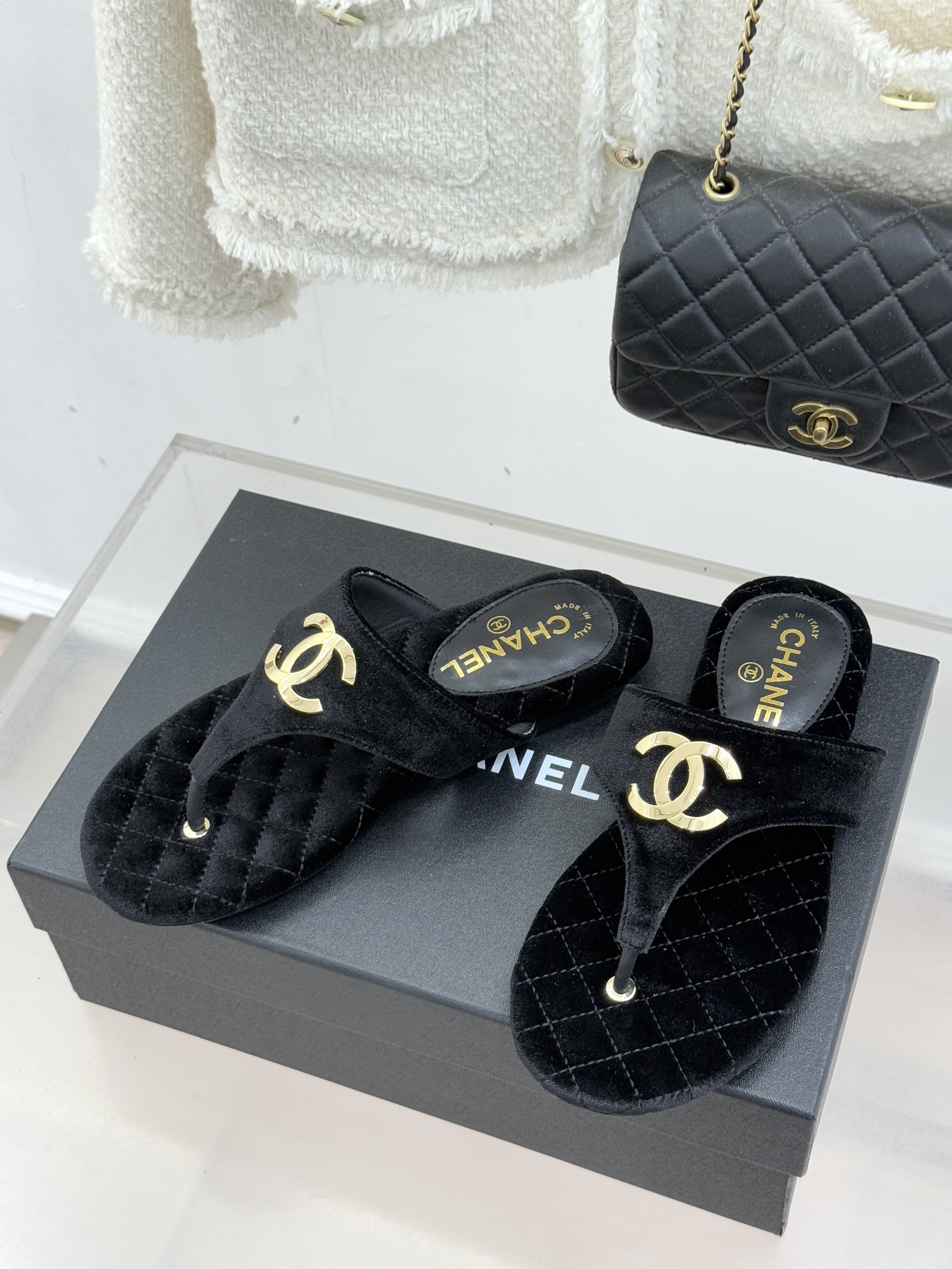 CHANE* ｜小香26P大双C菱格夹脚人字拖凝萃26P早春系列的摩登巧思承袭康朋街百年匠艺的细腻质感。