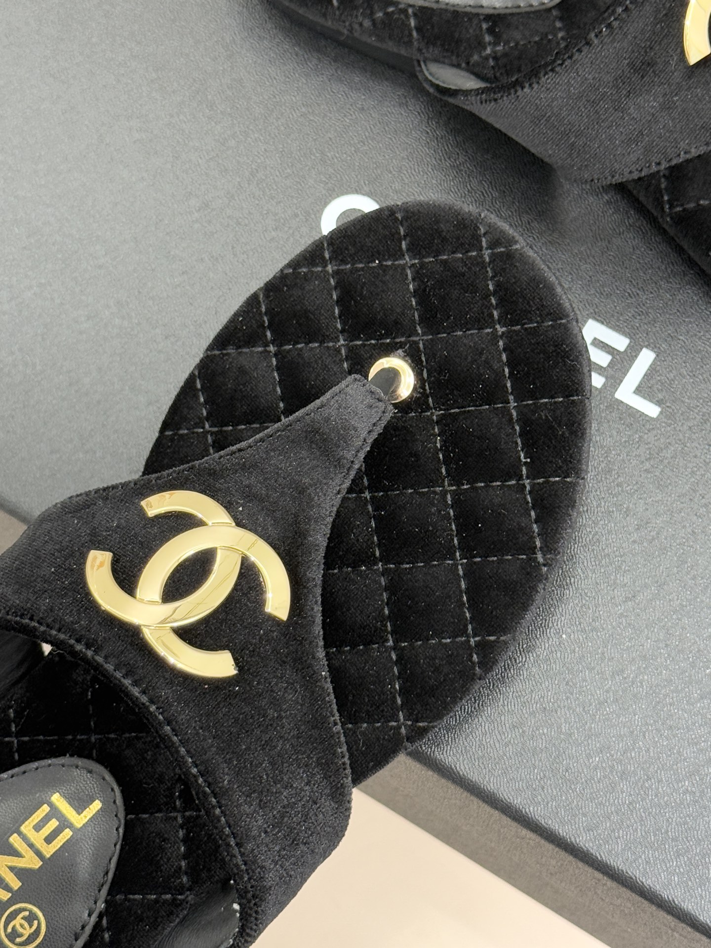 CHANE* ｜小香26P大双C菱格夹脚人字拖凝萃26P早春系列的摩登巧思承袭康朋街百年匠艺的细腻质感。