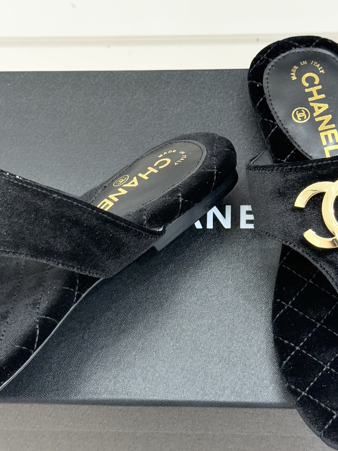 CHANE* ｜小香26P大双C菱格夹脚人字拖凝萃26P早春系列的摩登巧思承袭康朋街百年匠艺的细腻质感。