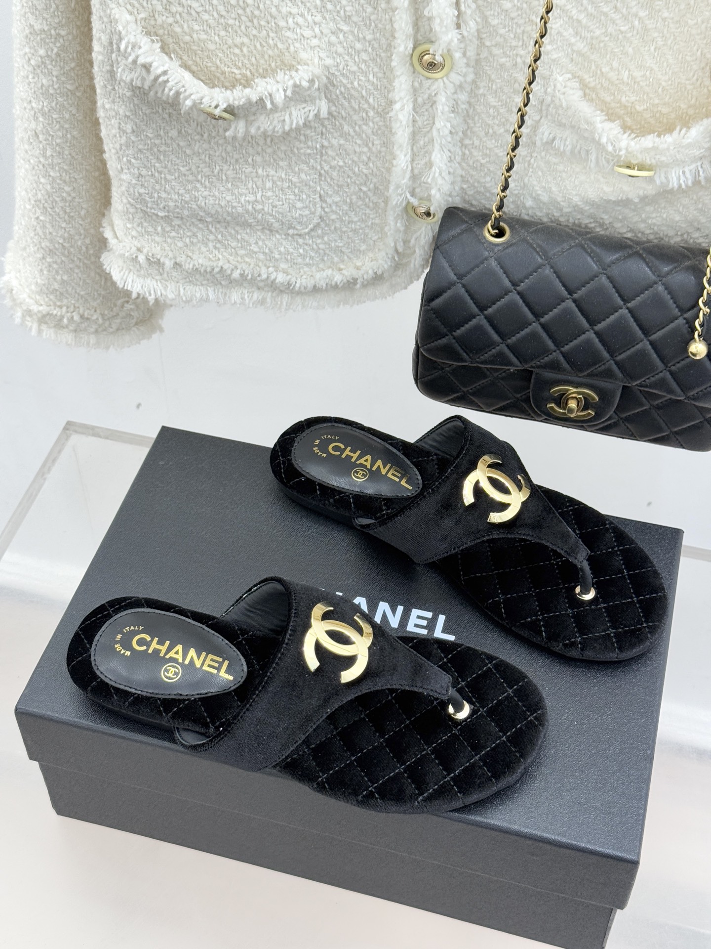 CHANE* ｜小香26P大双C菱格夹脚人字拖凝萃26P早春系列的摩登巧思承袭康朋街百年匠艺的细腻质感。