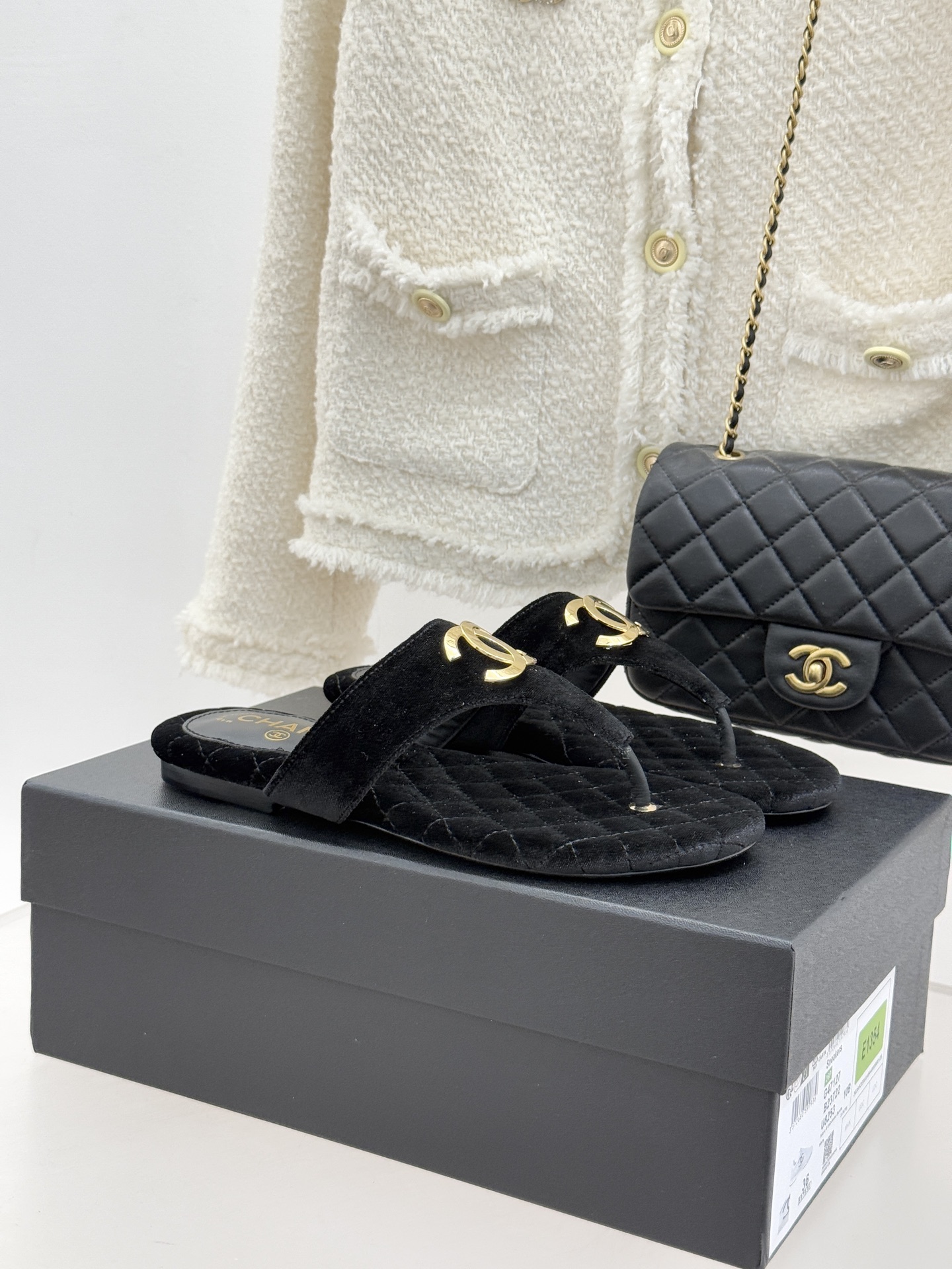 CHANE* ｜小香26P大双C菱格夹脚人字拖凝萃26P早春系列的摩登巧思承袭康朋街百年匠艺的细腻质感。