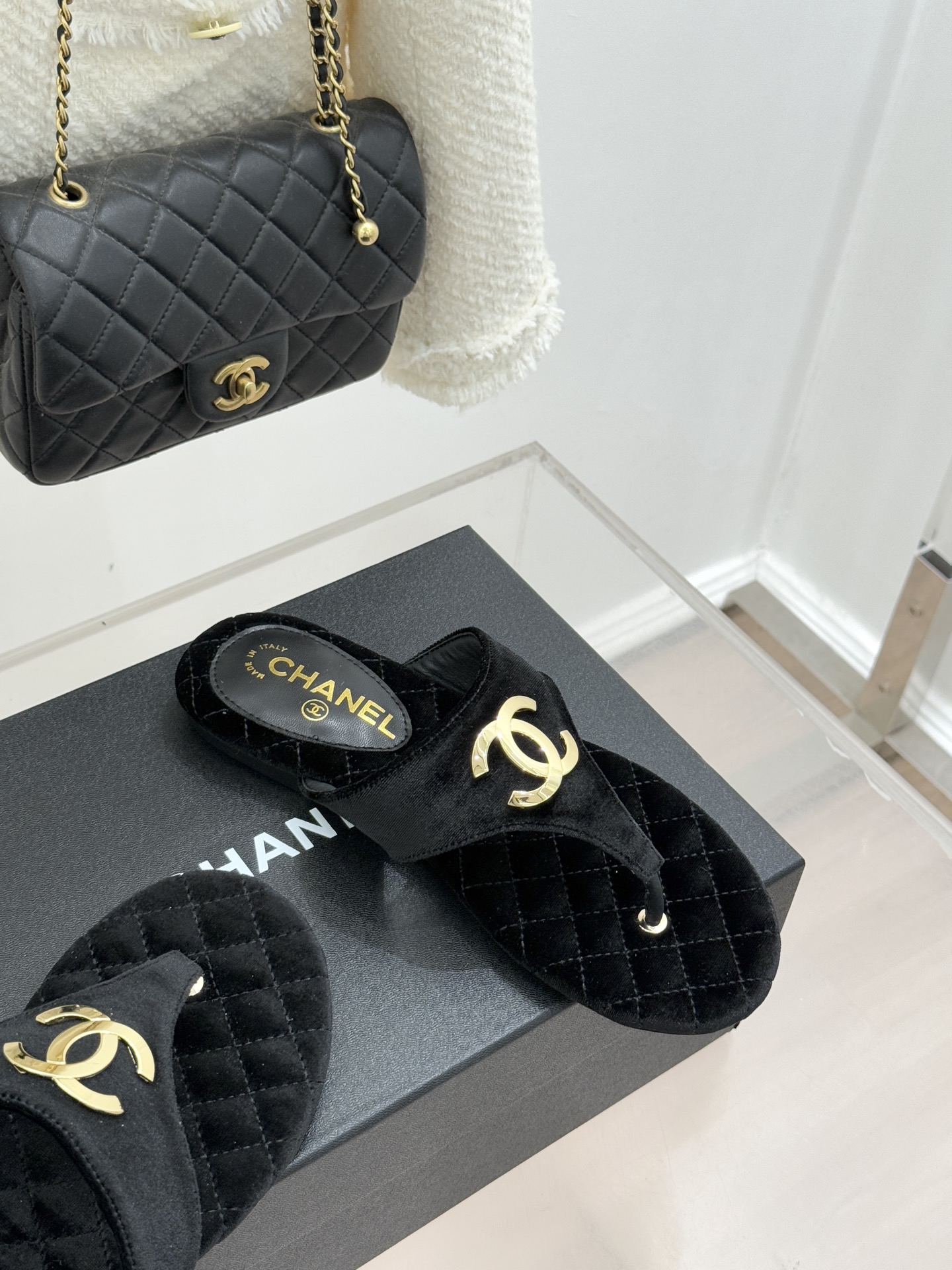 CHANE* ｜小香26P大双C菱格夹脚人字拖凝萃26P早春系列的摩登巧思承袭康朋街百年匠艺的细腻质感。