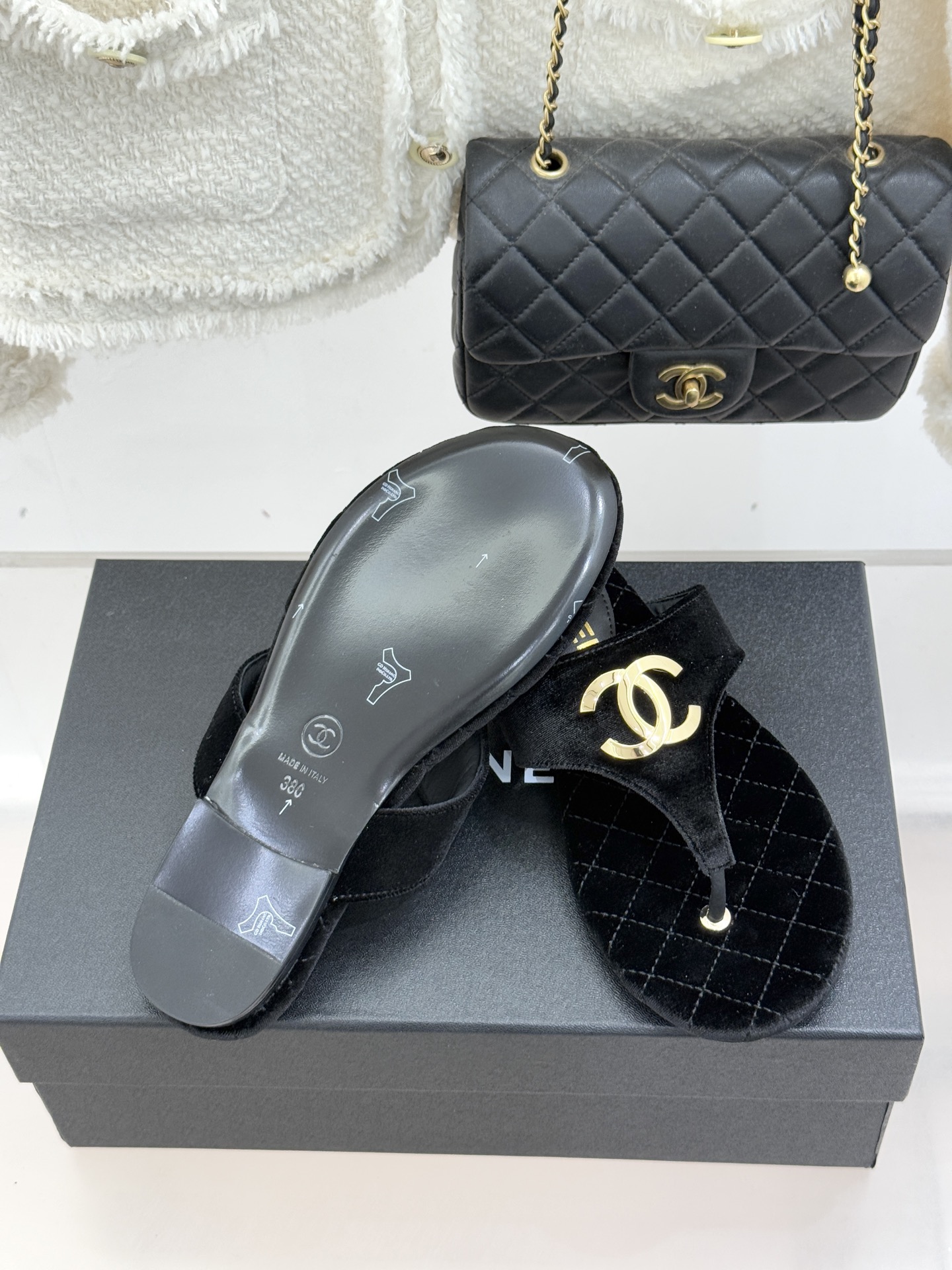 CHANE* ｜小香26P大双C菱格夹脚人字拖凝萃26P早春系列的摩登巧思承袭康朋街百年匠艺的细腻质感。