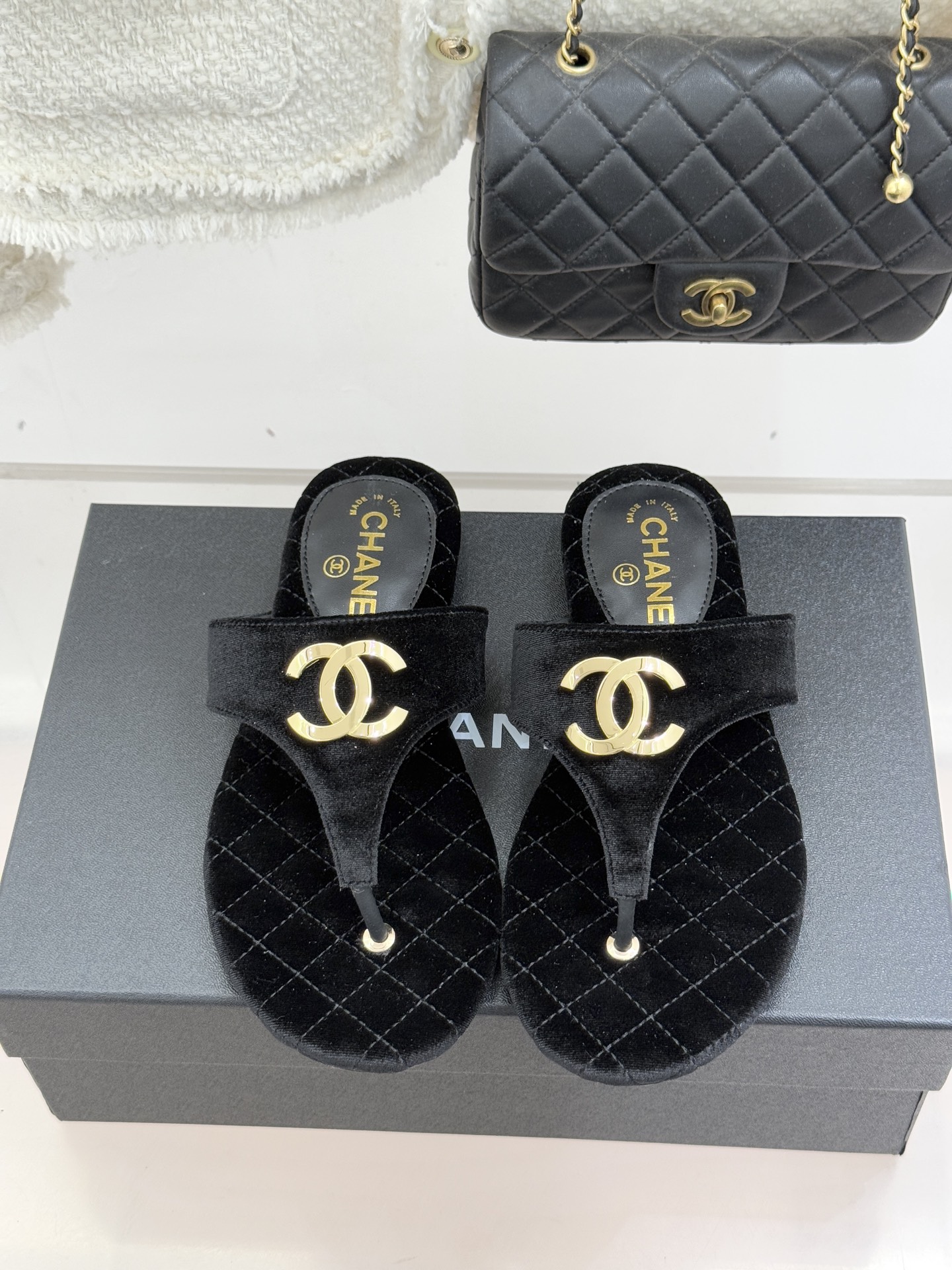 CHANE* ｜小香26P大双C菱格夹脚人字拖凝萃26P早春系列的摩登巧思承袭康朋街百年匠艺的细腻质感。