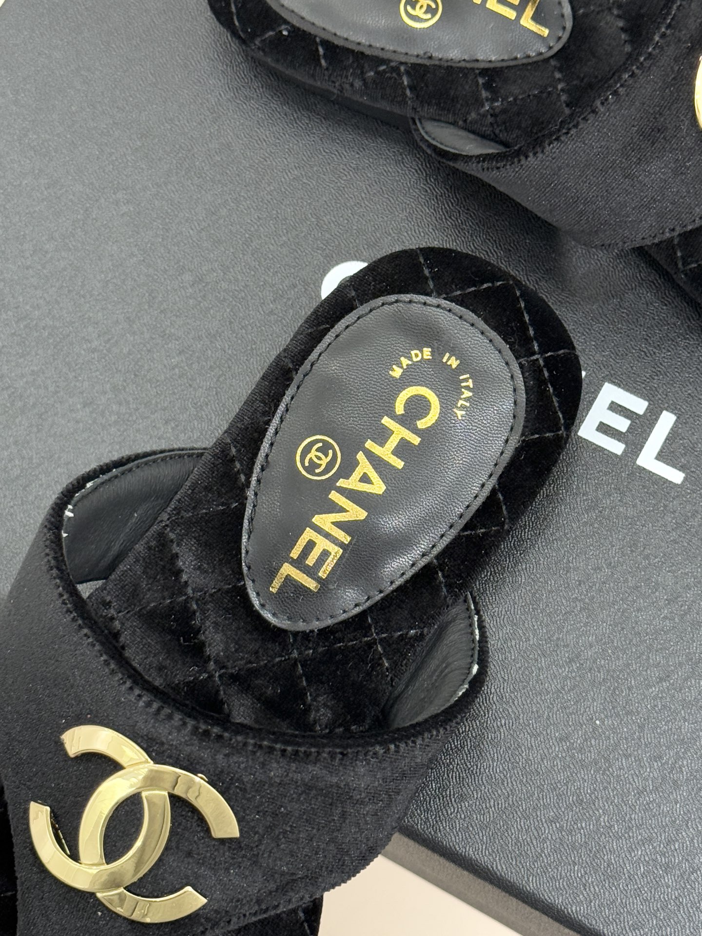 CHANE* ｜小香26P大双C菱格夹脚人字拖凝萃26P早春系列的摩登巧思承袭康朋街百年匠艺的细腻质感。