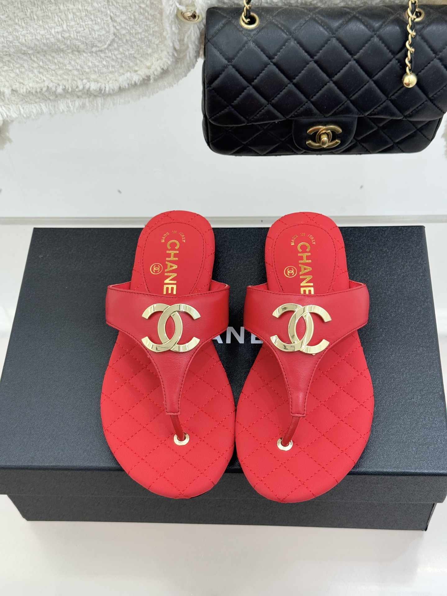 CHANE* ｜小香26P大双C菱格夹脚人字拖凝萃26P早春系列的摩登巧思承袭康朋街百年匠艺的细腻质感。