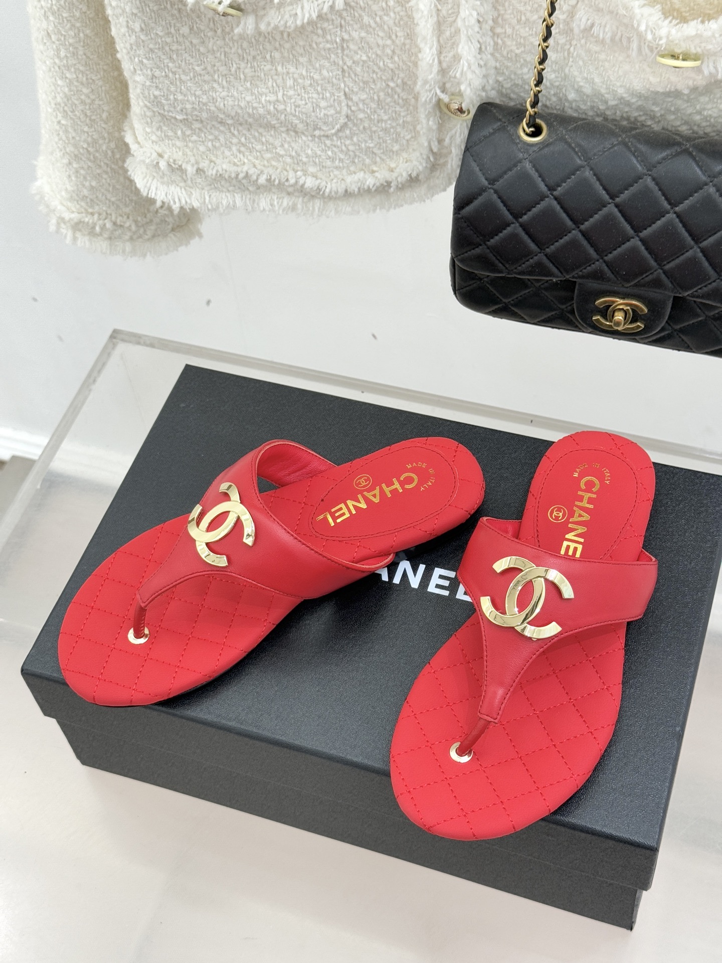 CHANE* ｜小香26P大双C菱格夹脚人字拖凝萃26P早春系列的摩登巧思承袭康朋街百年匠艺的细腻质感。