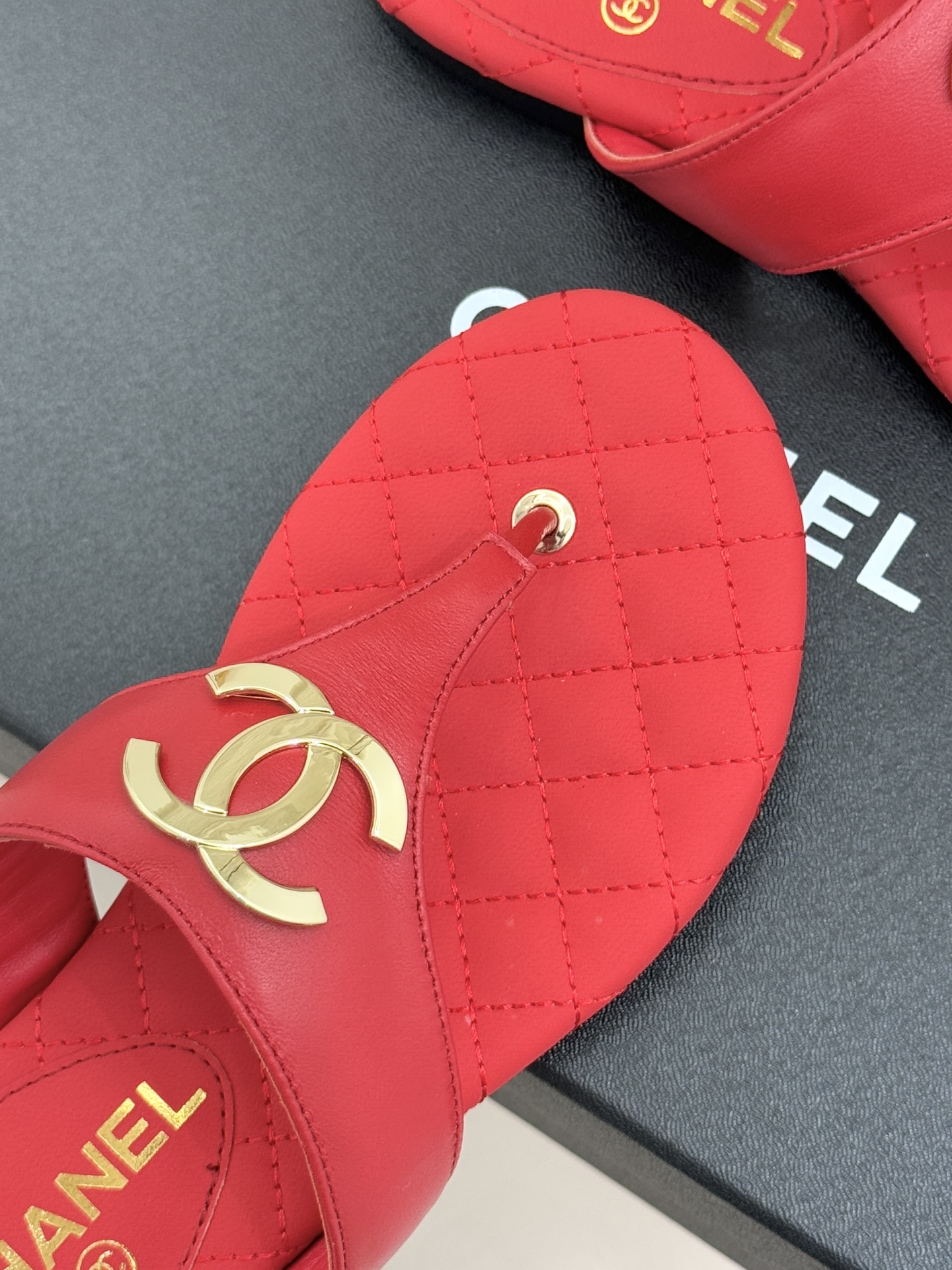 CHANE* ｜小香26P大双C菱格夹脚人字拖凝萃26P早春系列的摩登巧思承袭康朋街百年匠艺的细腻质感。