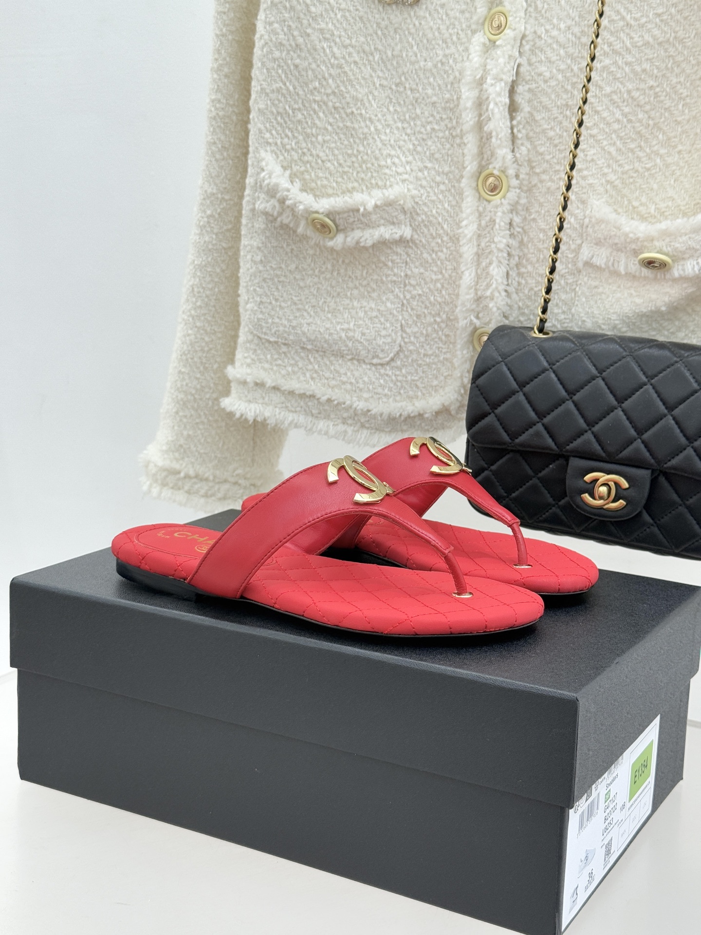 CHANE* ｜小香26P大双C菱格夹脚人字拖凝萃26P早春系列的摩登巧思承袭康朋街百年匠艺的细腻质感。