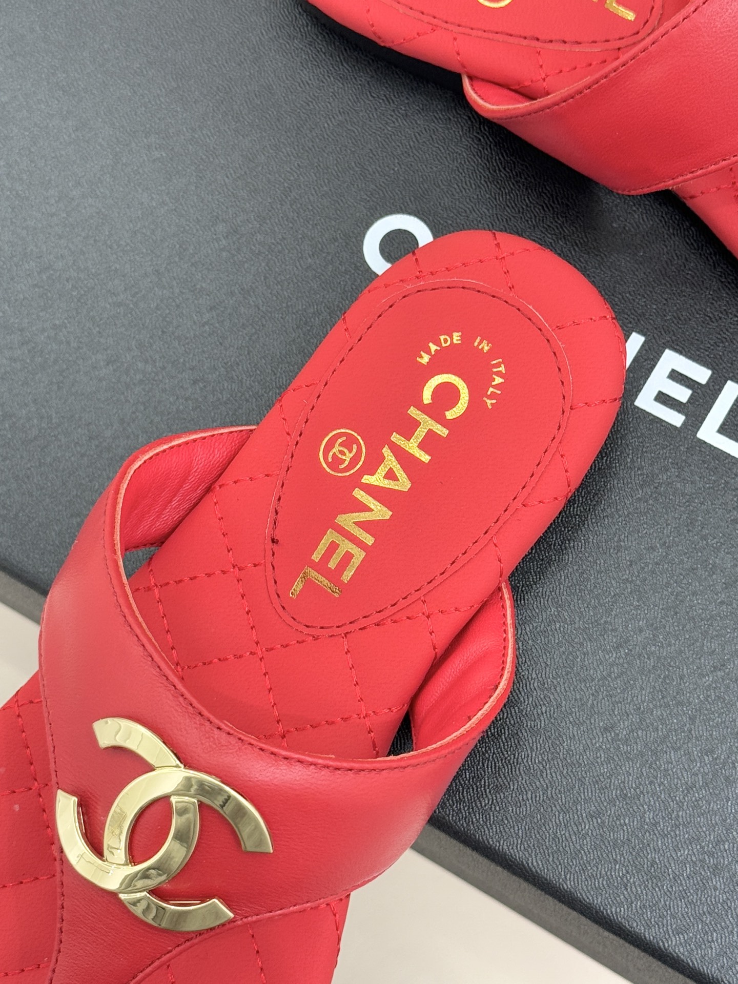 CHANE* ｜小香26P大双C菱格夹脚人字拖凝萃26P早春系列的摩登巧思承袭康朋街百年匠艺的细腻质感。