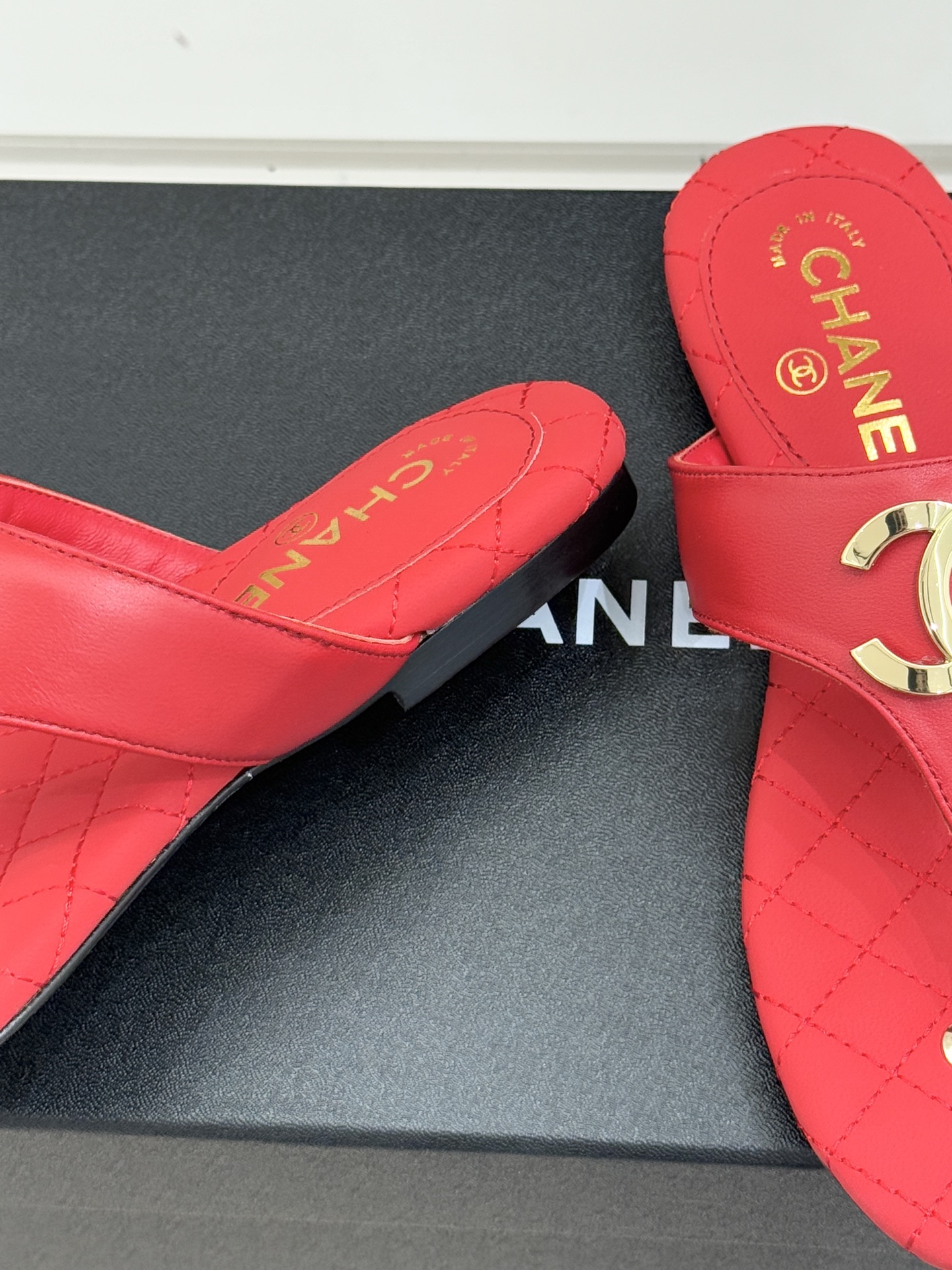 CHANE* ｜小香26P大双C菱格夹脚人字拖凝萃26P早春系列的摩登巧思承袭康朋街百年匠艺的细腻质感。