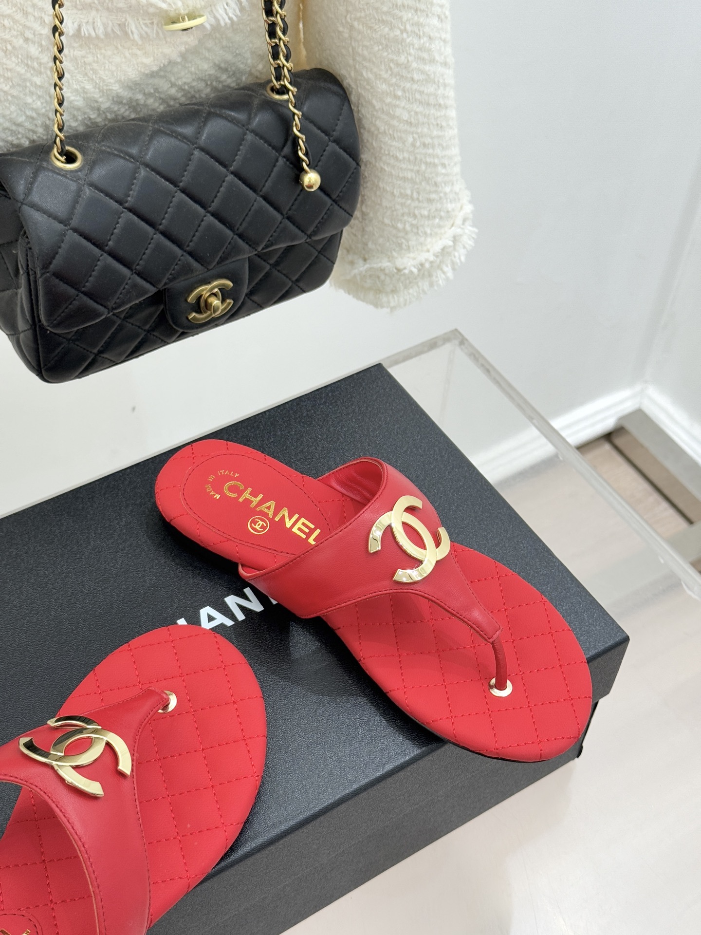 CHANE* ｜小香26P大双C菱格夹脚人字拖凝萃26P早春系列的摩登巧思承袭康朋街百年匠艺的细腻质感。