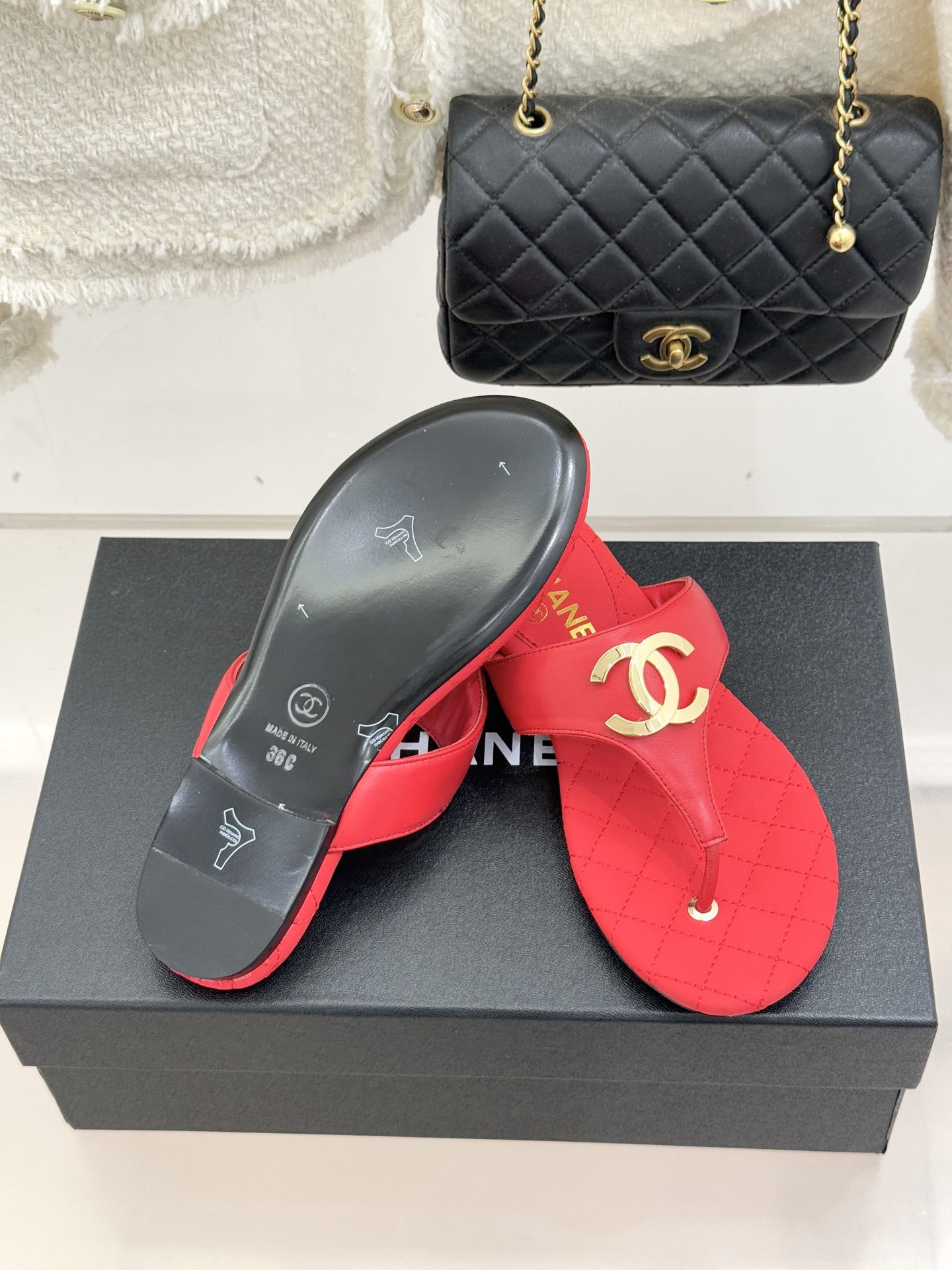 CHANE* ｜小香26P大双C菱格夹脚人字拖凝萃26P早春系列的摩登巧思承袭康朋街百年匠艺的细腻质感。