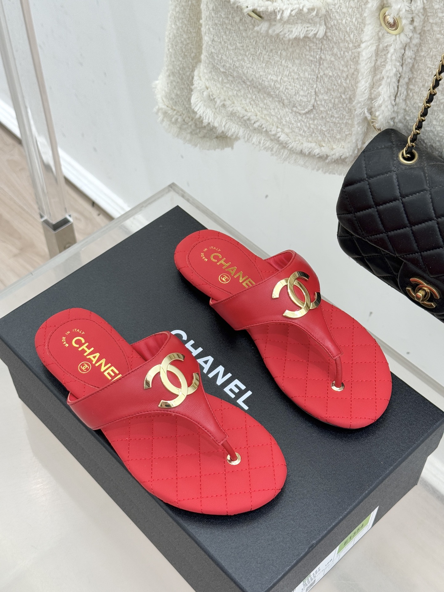 CHANE* ｜小香26P大双C菱格夹脚人字拖凝萃26P早春系列的摩登巧思承袭康朋街百年匠艺的细腻质感。