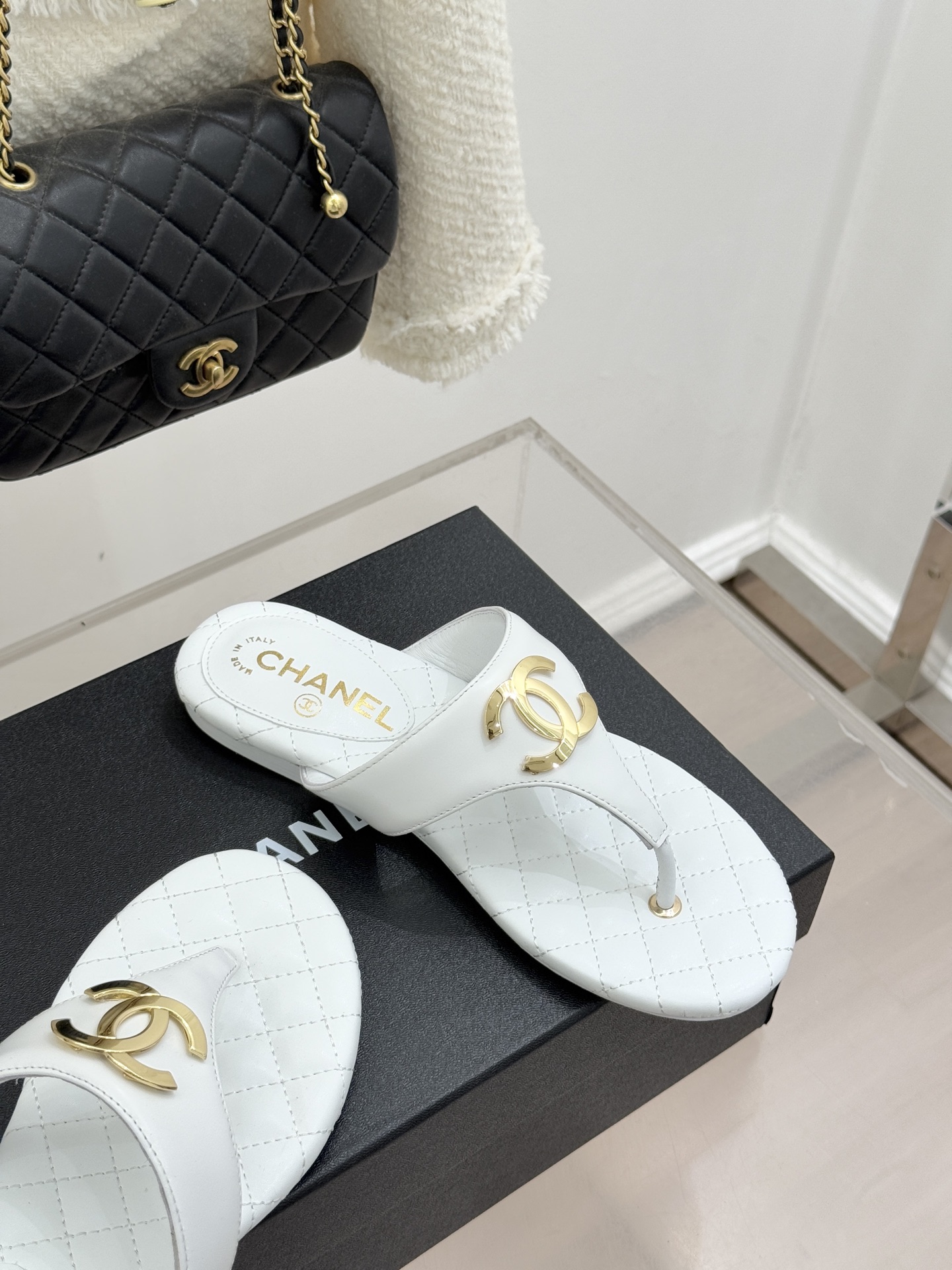 CHANE* ｜小香26P大双C菱格夹脚人字拖凝萃26P早春系列的摩登巧思承袭康朋街百年匠艺的细腻质感。