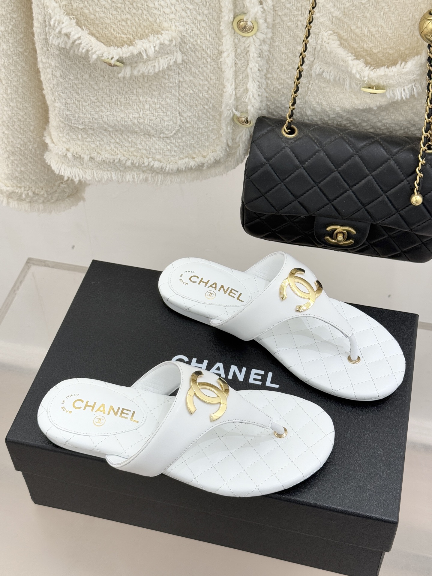 CHANE* ｜小香26P大双C菱格夹脚人字拖凝萃26P早春系列的摩登巧思承袭康朋街百年匠艺的细腻质感。