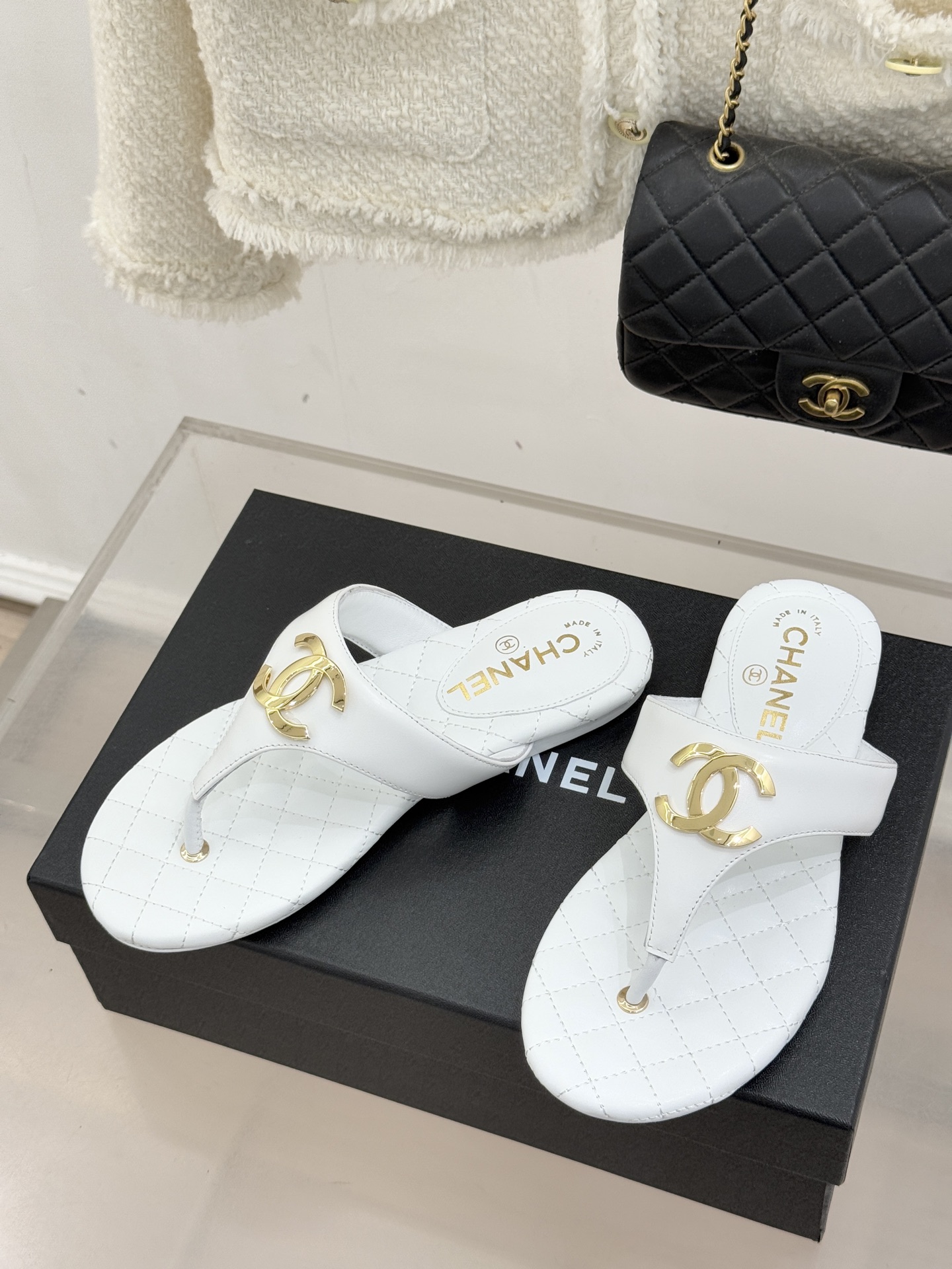 CHANE* ｜小香26P大双C菱格夹脚人字拖凝萃26P早春系列的摩登巧思承袭康朋街百年匠艺的细腻质感。