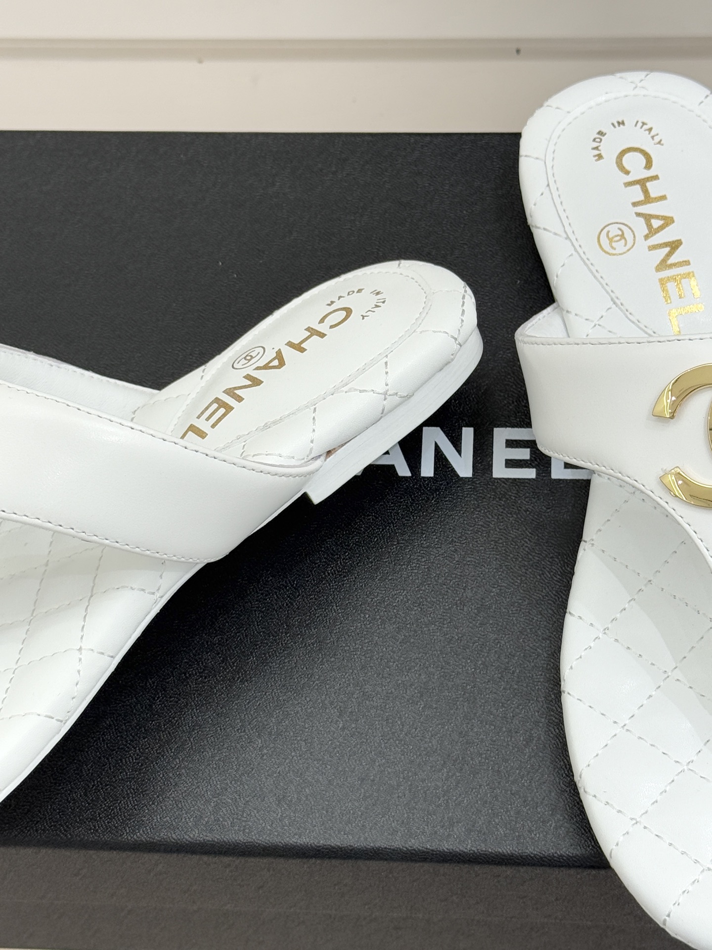 CHANE* ｜小香26P大双C菱格夹脚人字拖凝萃26P早春系列的摩登巧思承袭康朋街百年匠艺的细腻质感。