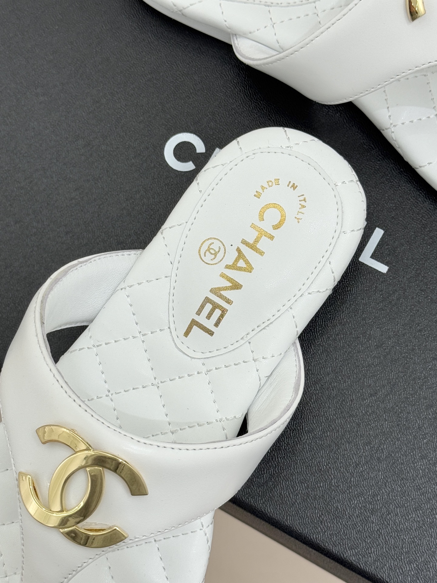 CHANE* ｜小香26P大双C菱格夹脚人字拖凝萃26P早春系列的摩登巧思承袭康朋街百年匠艺的细腻质感。