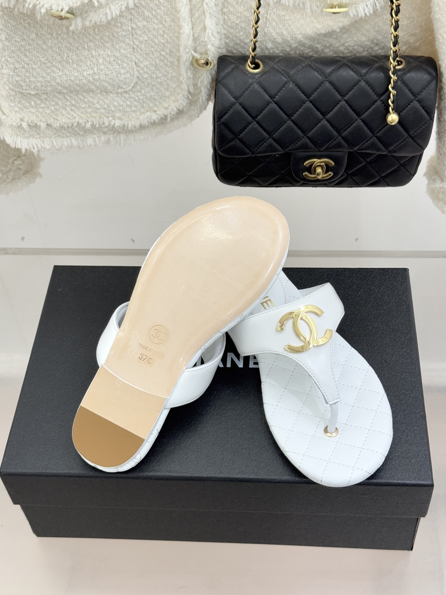 CHANE* ｜小香26P大双C菱格夹脚人字拖凝萃26P早春系列的摩登巧思承袭康朋街百年匠艺的细腻质感。