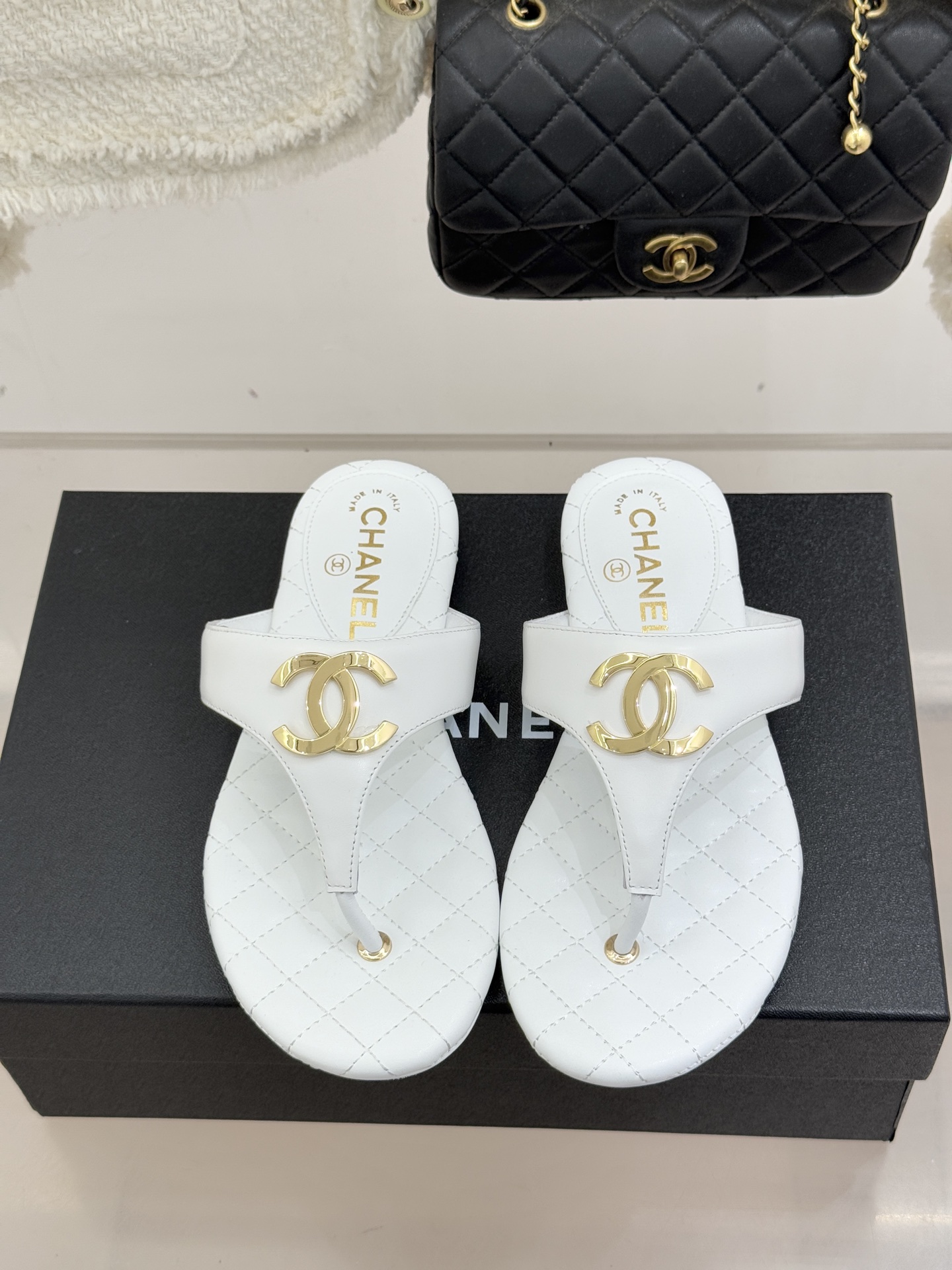 CHANE* ｜小香26P大双C菱格夹脚人字拖凝萃26P早春系列的摩登巧思承袭康朋街百年匠艺的细腻质感。