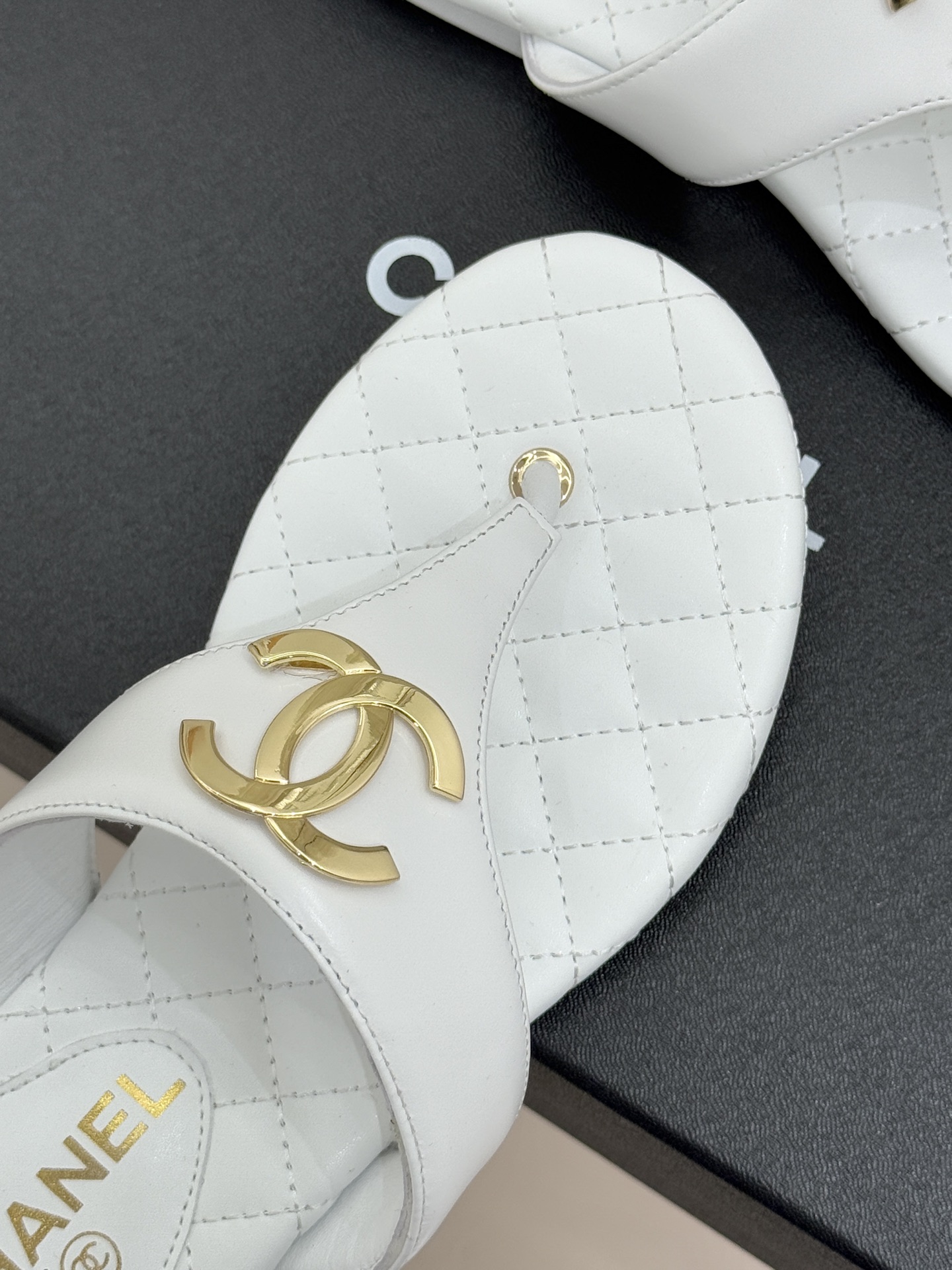 CHANE* ｜小香26P大双C菱格夹脚人字拖凝萃26P早春系列的摩登巧思承袭康朋街百年匠艺的细腻质感。