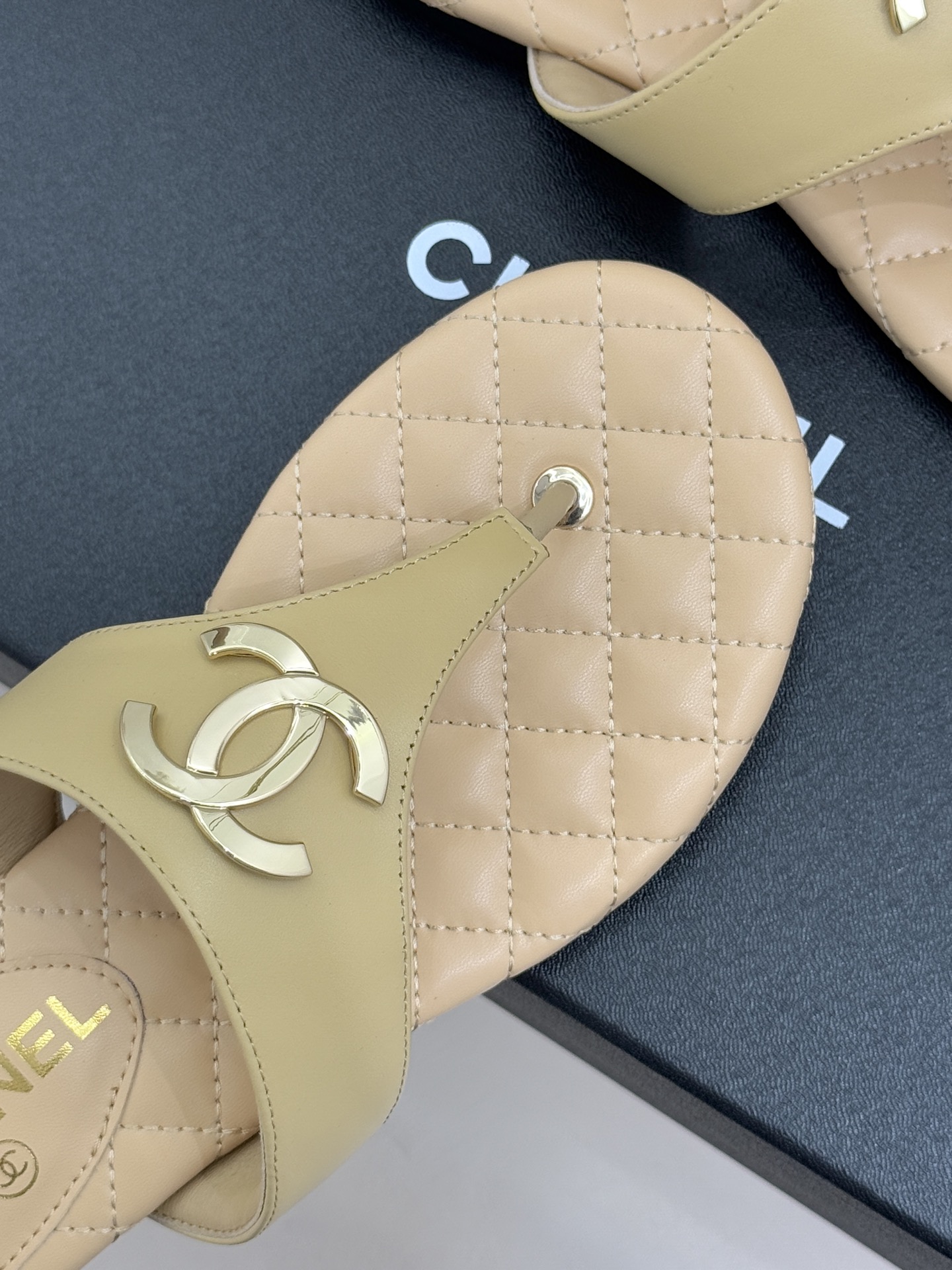 CHANE* ｜小香26P大双C菱格夹脚人字拖凝萃26P早春系列的摩登巧思承袭康朋街百年匠艺的细腻质感。