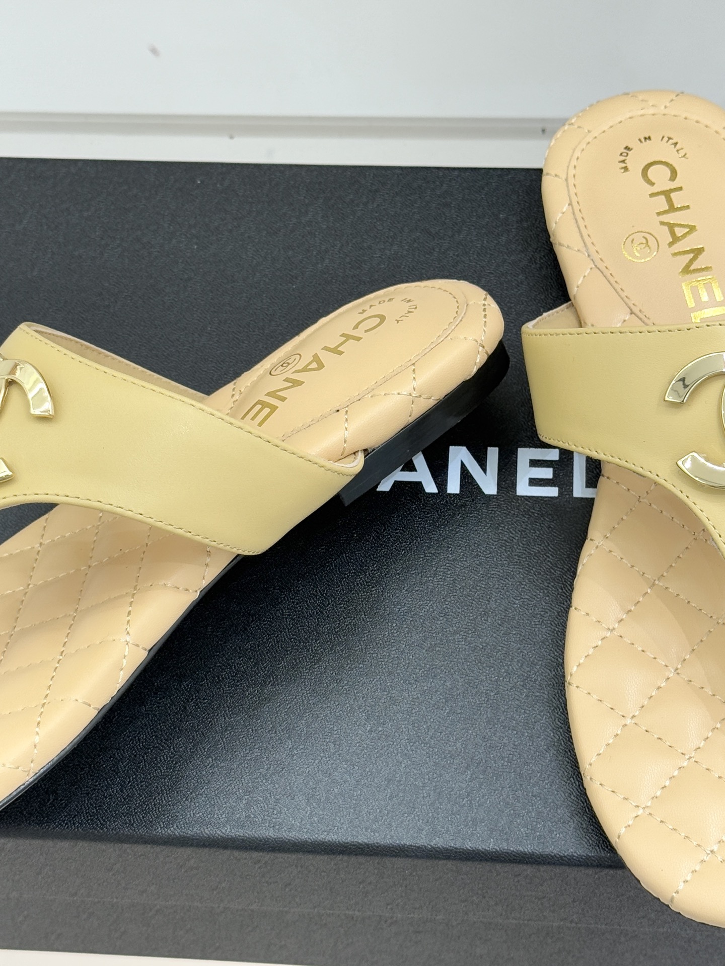 CHANE* ｜小香26P大双C菱格夹脚人字拖凝萃26P早春系列的摩登巧思承袭康朋街百年匠艺的细腻质感。