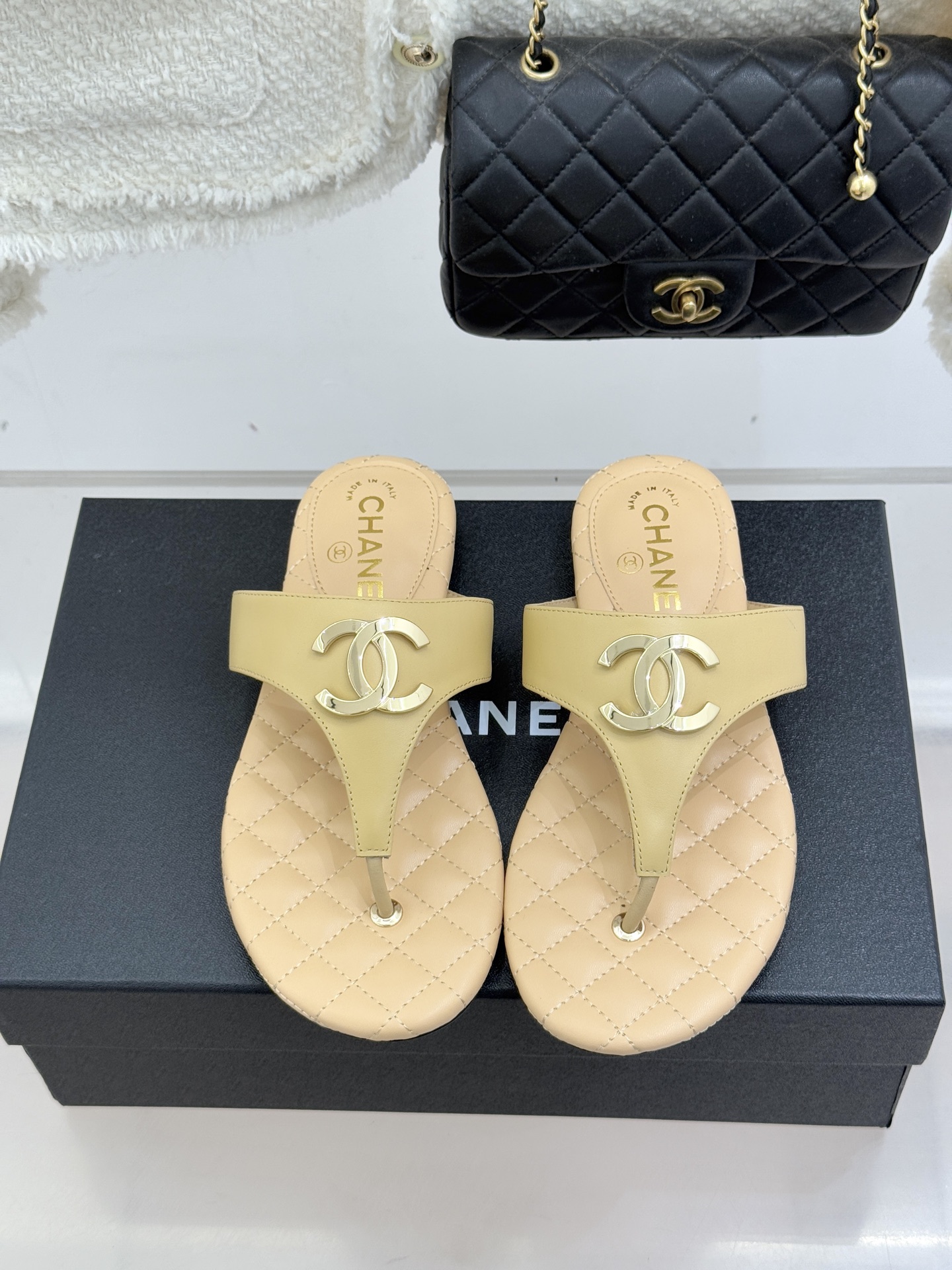 CHANE* ｜小香26P大双C菱格夹脚人字拖凝萃26P早春系列的摩登巧思承袭康朋街百年匠艺的细腻质感。