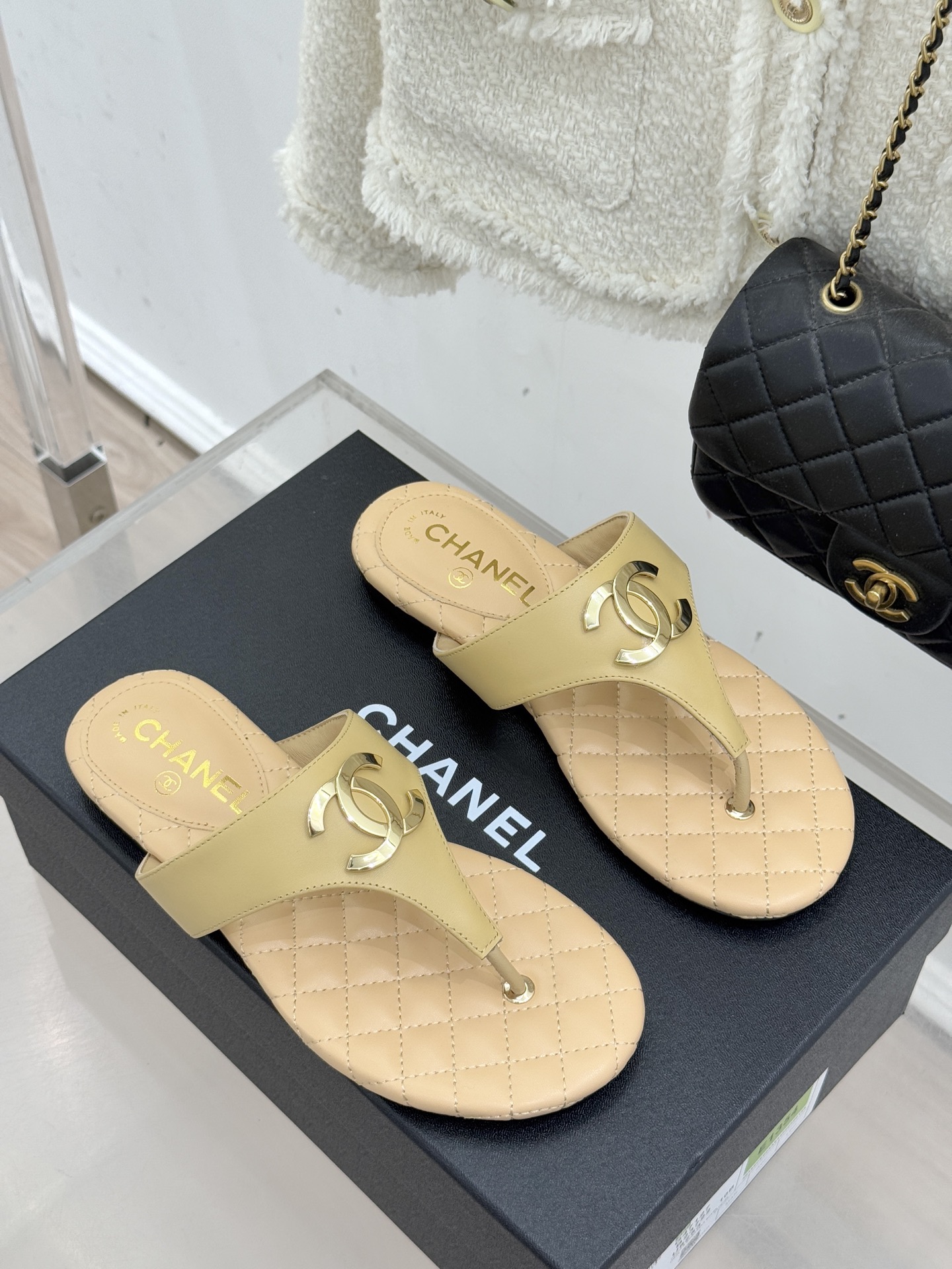 CHANE* ｜小香26P大双C菱格夹脚人字拖凝萃26P早春系列的摩登巧思承袭康朋街百年匠艺的细腻质感。