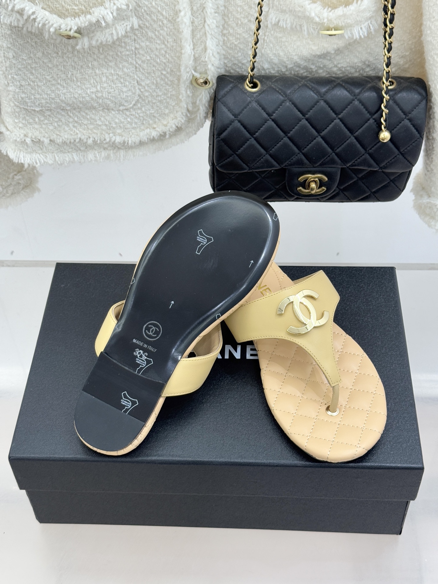 CHANE* ｜小香26P大双C菱格夹脚人字拖凝萃26P早春系列的摩登巧思承袭康朋街百年匠艺的细腻质感。