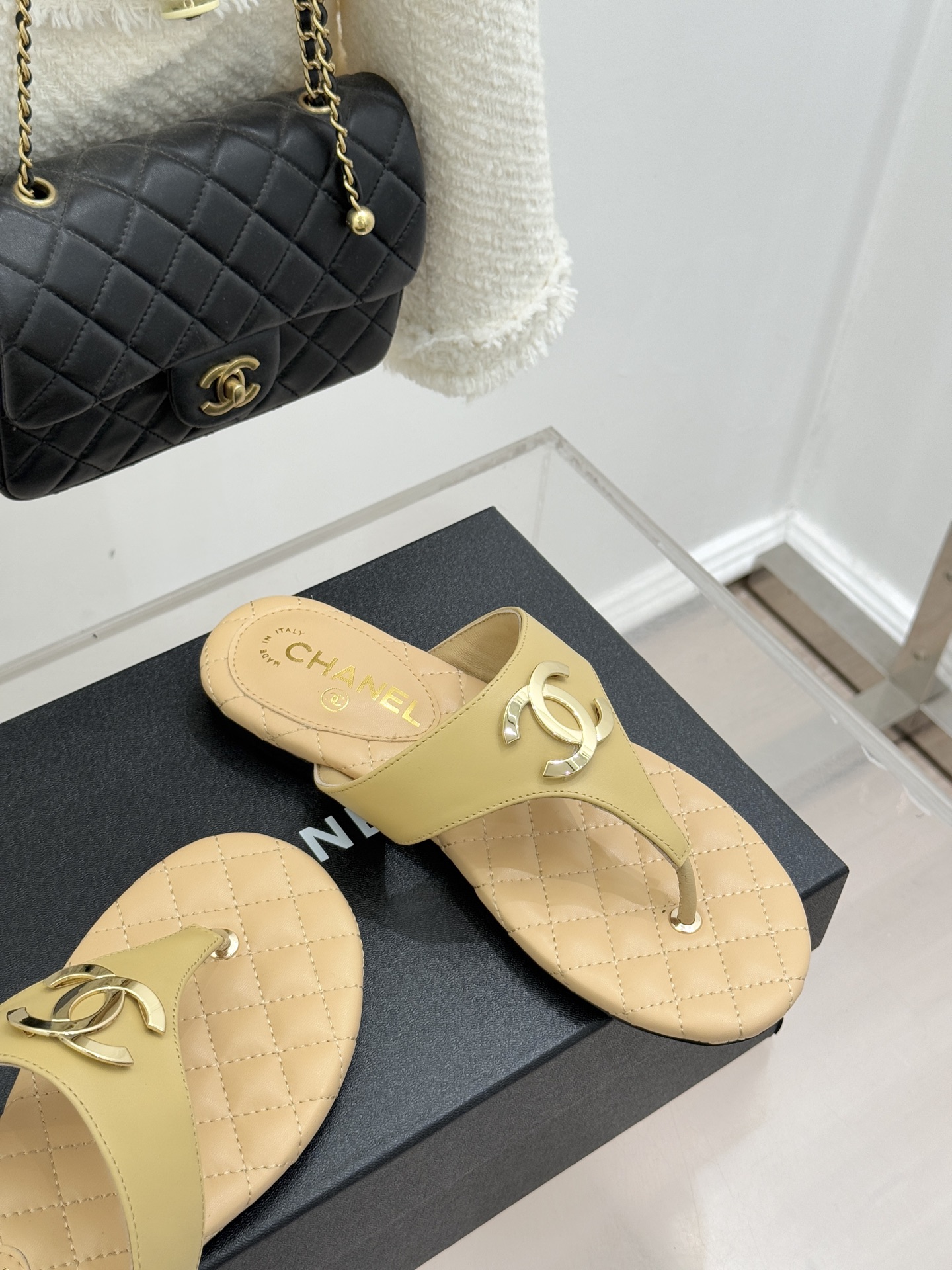 CHANE* ｜小香26P大双C菱格夹脚人字拖凝萃26P早春系列的摩登巧思承袭康朋街百年匠艺的细腻质感。