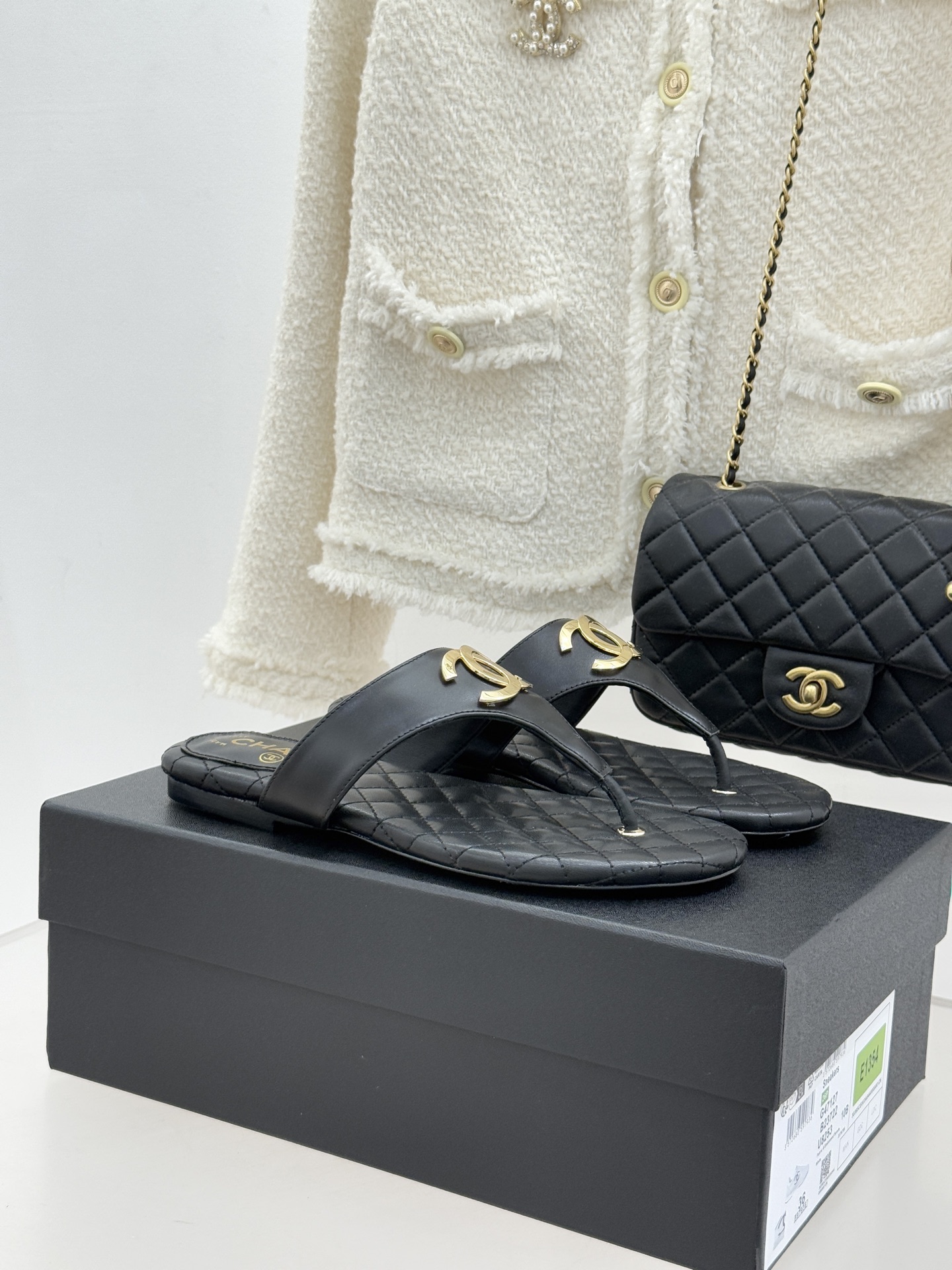 CHANE* ｜小香26P大双C菱格夹脚人字拖凝萃26P早春系列的摩登巧思承袭康朋街百年匠艺的细腻质感。