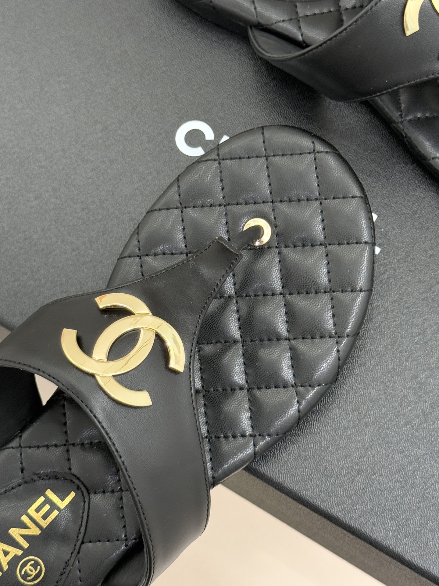 CHANE* ｜小香26P大双C菱格夹脚人字拖凝萃26P早春系列的摩登巧思承袭康朋街百年匠艺的细腻质感。