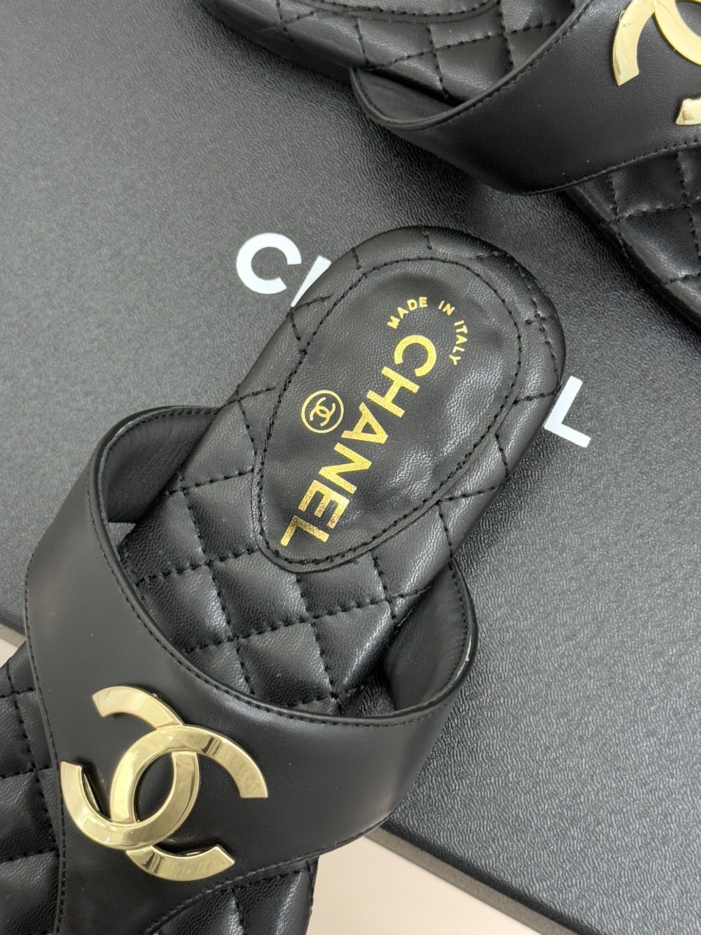 CHANE* ｜小香26P大双C菱格夹脚人字拖凝萃26P早春系列的摩登巧思承袭康朋街百年匠艺的细腻质感。