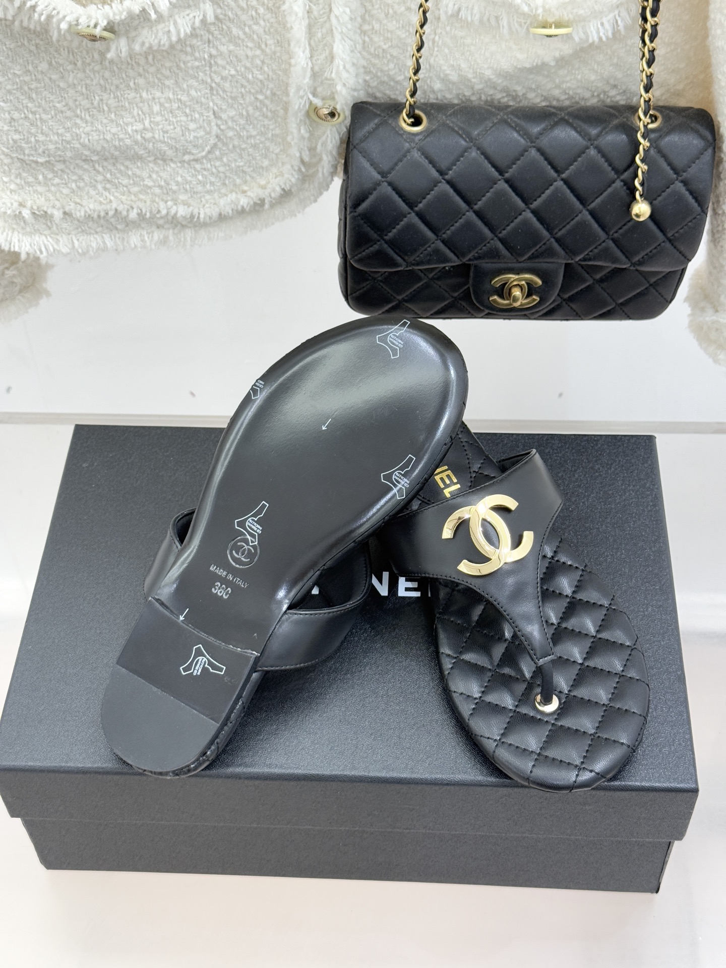 CHANE* ｜小香26P大双C菱格夹脚人字拖凝萃26P早春系列的摩登巧思承袭康朋街百年匠艺的细腻质感。