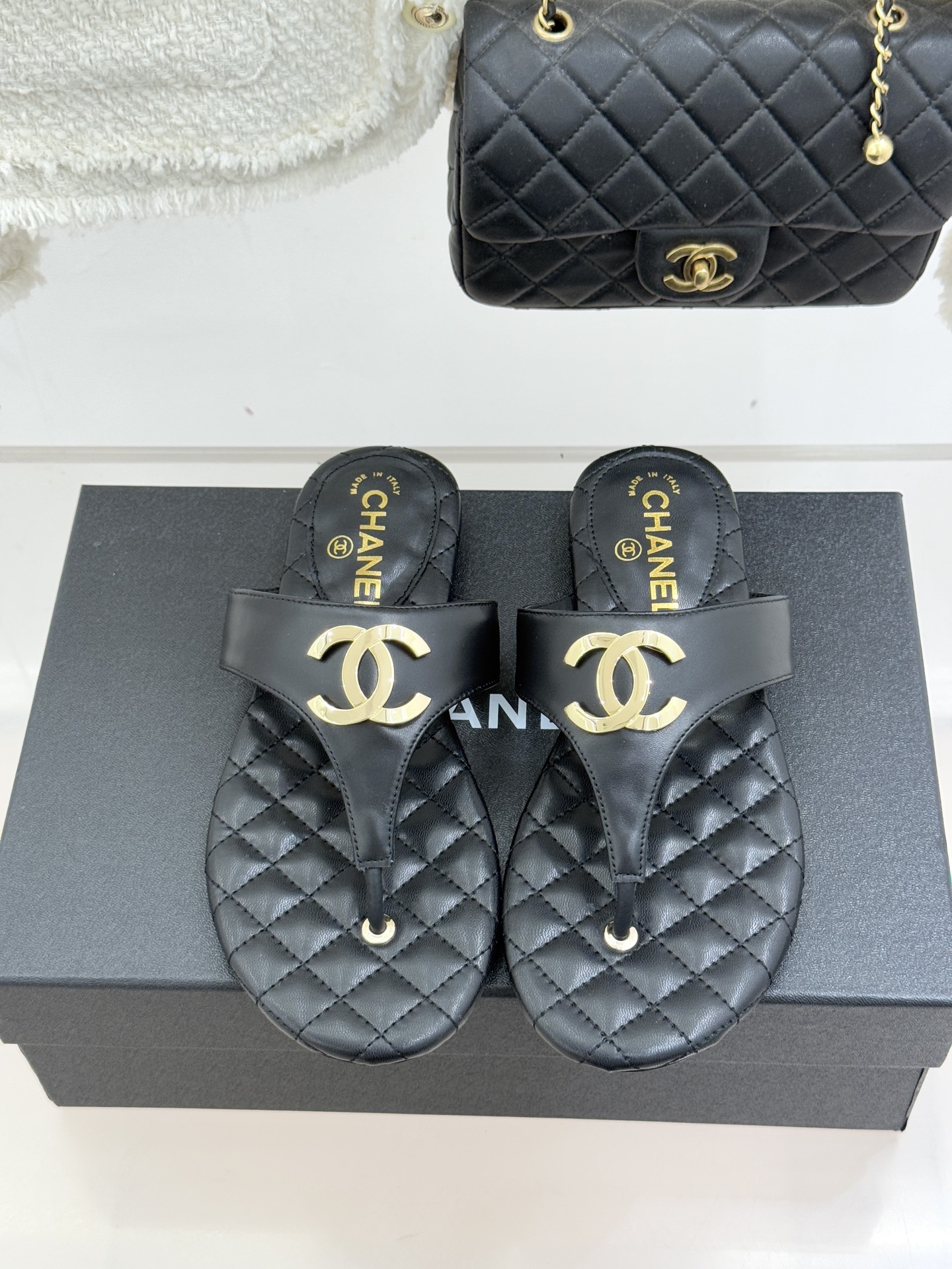 CHANE* ｜小香26P大双C菱格夹脚人字拖凝萃26P早春系列的摩登巧思承袭康朋街百年匠艺的细腻质感。