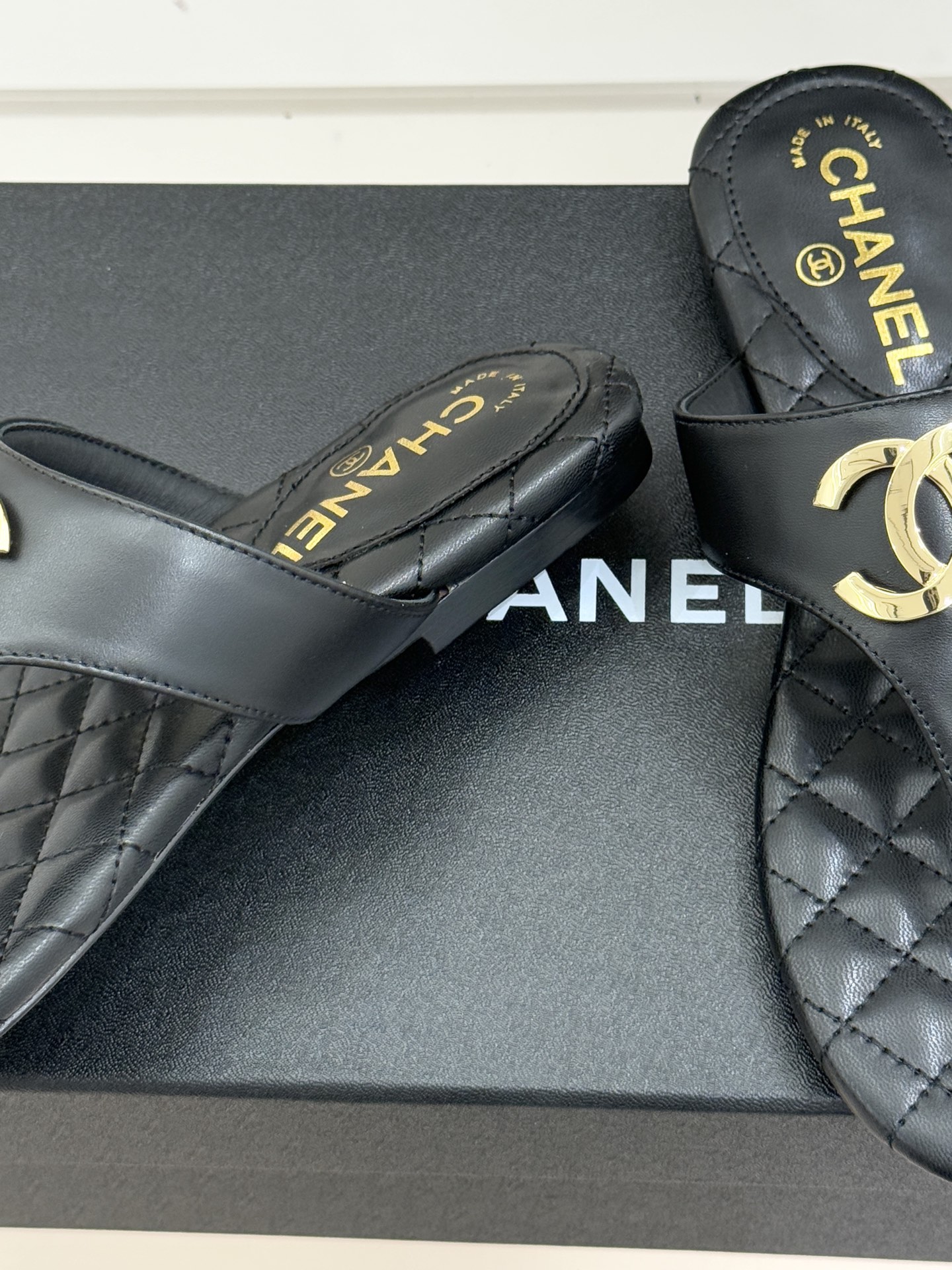 CHANE* ｜小香26P大双C菱格夹脚人字拖凝萃26P早春系列的摩登巧思承袭康朋街百年匠艺的细腻质感。