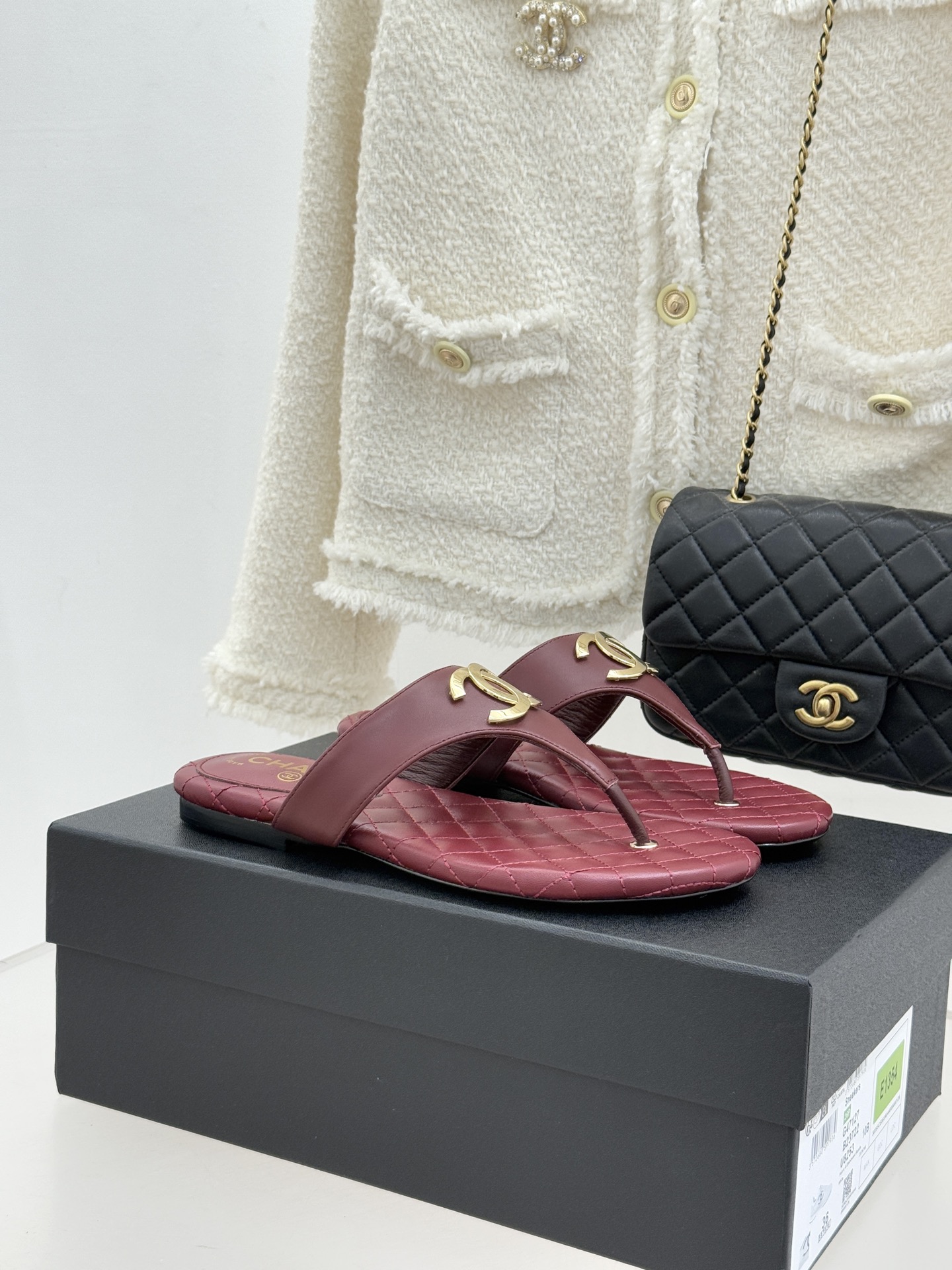 NO:726329,CHANE* | Xiaoxiang 26P Large Double C Diamond Check Flip-flops condenses the modern ingenuity of the 26P early spring series. It inherits the delicate texture of the century-old craftsmanship of Cambon Street. The iconic large Double C metal buckle shines in the shoe room. The neat lines outline the French modernity. The tiptoe flip-flop version fits the foot shape. From lazy strolls on the holiday beach to casual matching on the urban streets, the classic collision of diamond grid and double C can be found in everything.  Unlock the effortless haute couture atmosphere, integrate elegance into every step of daily life, and show the elegance and spontaneity of the Chanel girl. Set the iconic aesthetics of French elegance. The fabric is made of original lambskin. The lining of the toes is all sheepskin. Italian imported leather outsole size35-39 (40/41 customized) No. 8232016118, slippers, chanel, chanel, slippers, sheepskin, Leather soles19860909CHANE* ｜小香26P大双C菱格 夹脚人字拖 凝萃26P早春系列的摩登巧思 承袭康朋街百年匠艺的细腻质感. 标志性大双C金属扣闪耀鞋间 利落线条勾勒出法式摩登 踮脚夹脚版型贴合足型 从假日沙滩的慵懒漫步 到都市街头的随性搭配 皆能以菱格与双C的经典碰撞 解锁毫不费力的高定氛围感 让奢雅融入日常每一步 尽显香奈儿女郎的优雅与率性. 定格法式奢雅的标志性美学. 面料采用原版小羊皮 内里踮脚均为羊皮 意大利进口真皮大底 size35-39（40/41定制） 编号8232016118,拖鞋,chanel,chanel,slippers,sheepskin,Leather soles,Women's Shoes