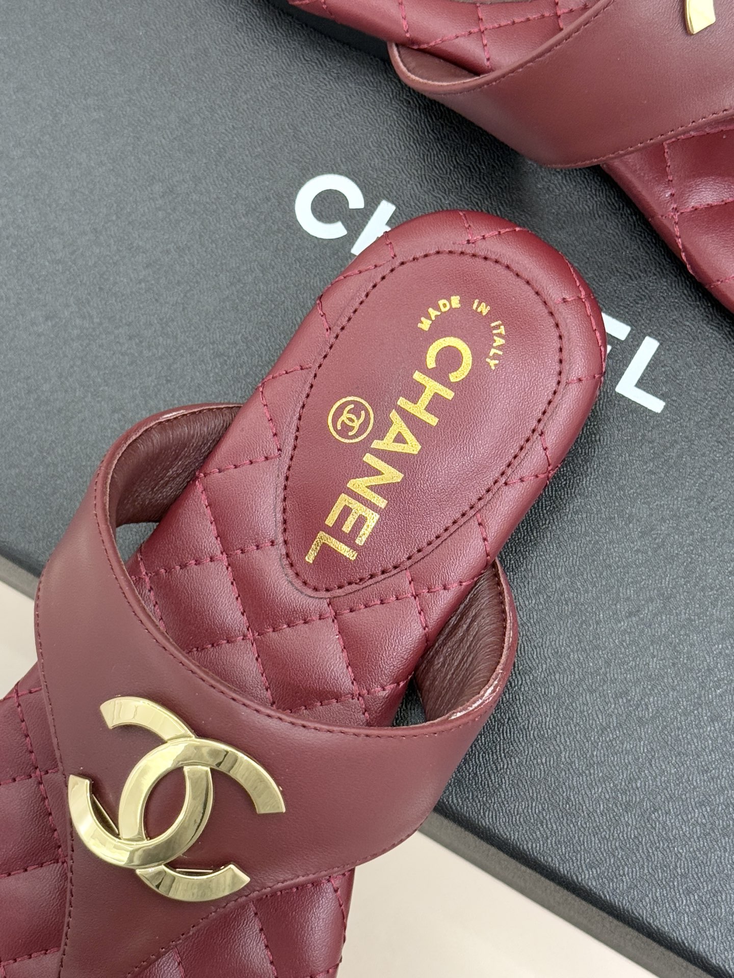 CHANE* ｜小香26P大双C菱格夹脚人字拖凝萃26P早春系列的摩登巧思承袭康朋街百年匠艺的细腻质感。