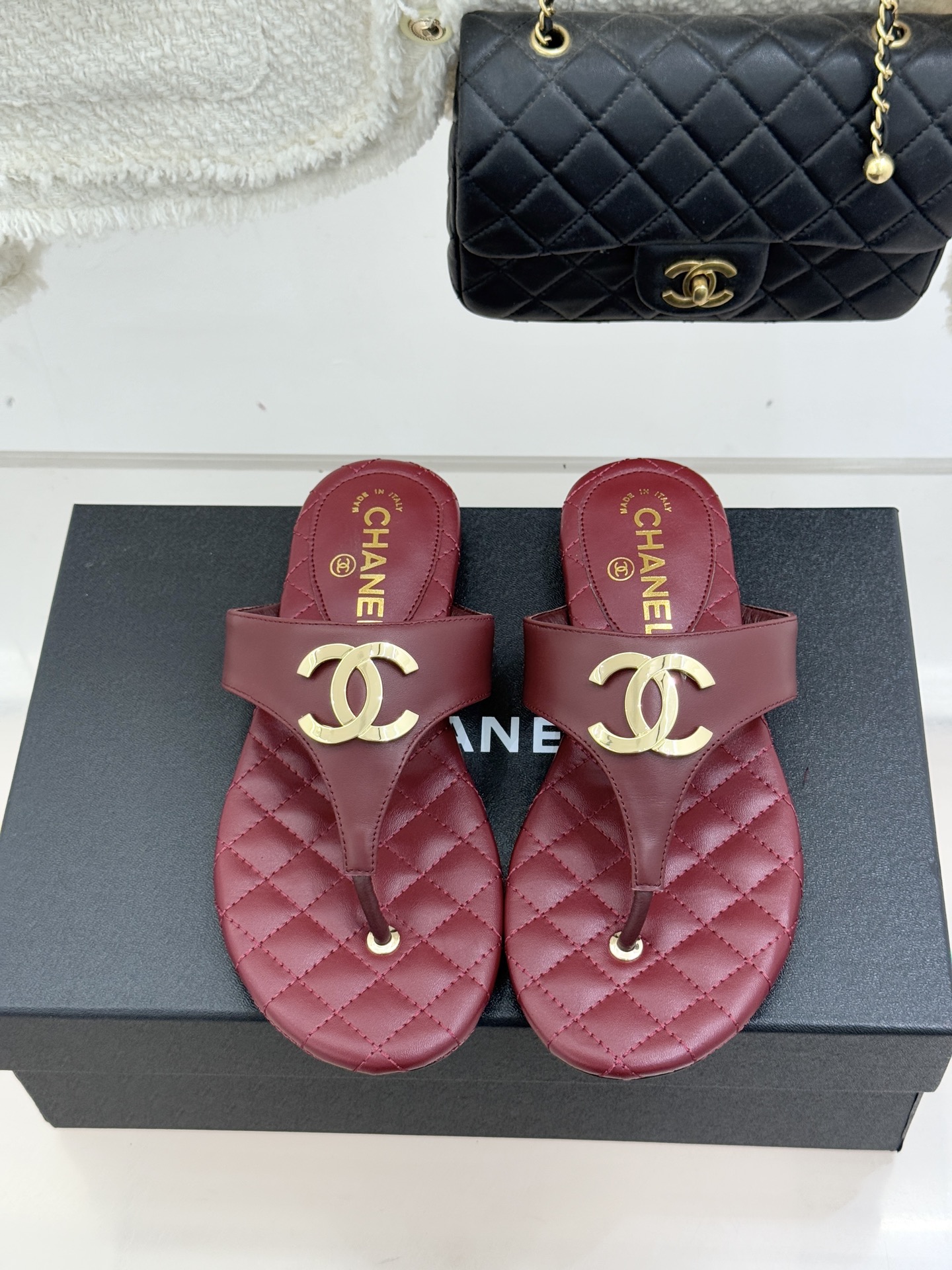 CHANE* ｜小香26P大双C菱格夹脚人字拖凝萃26P早春系列的摩登巧思承袭康朋街百年匠艺的细腻质感。