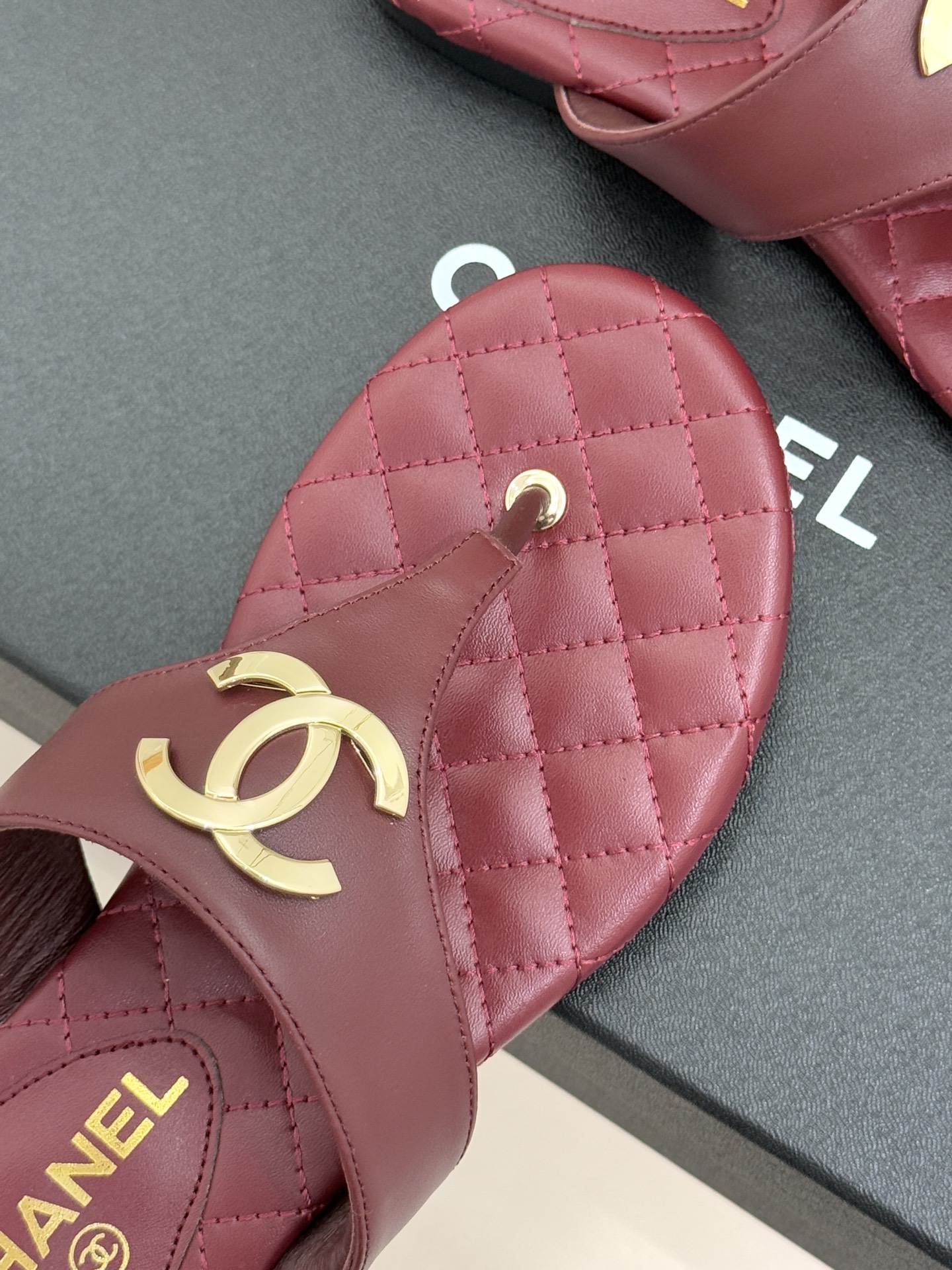 CHANE* ｜小香26P大双C菱格夹脚人字拖凝萃26P早春系列的摩登巧思承袭康朋街百年匠艺的细腻质感。