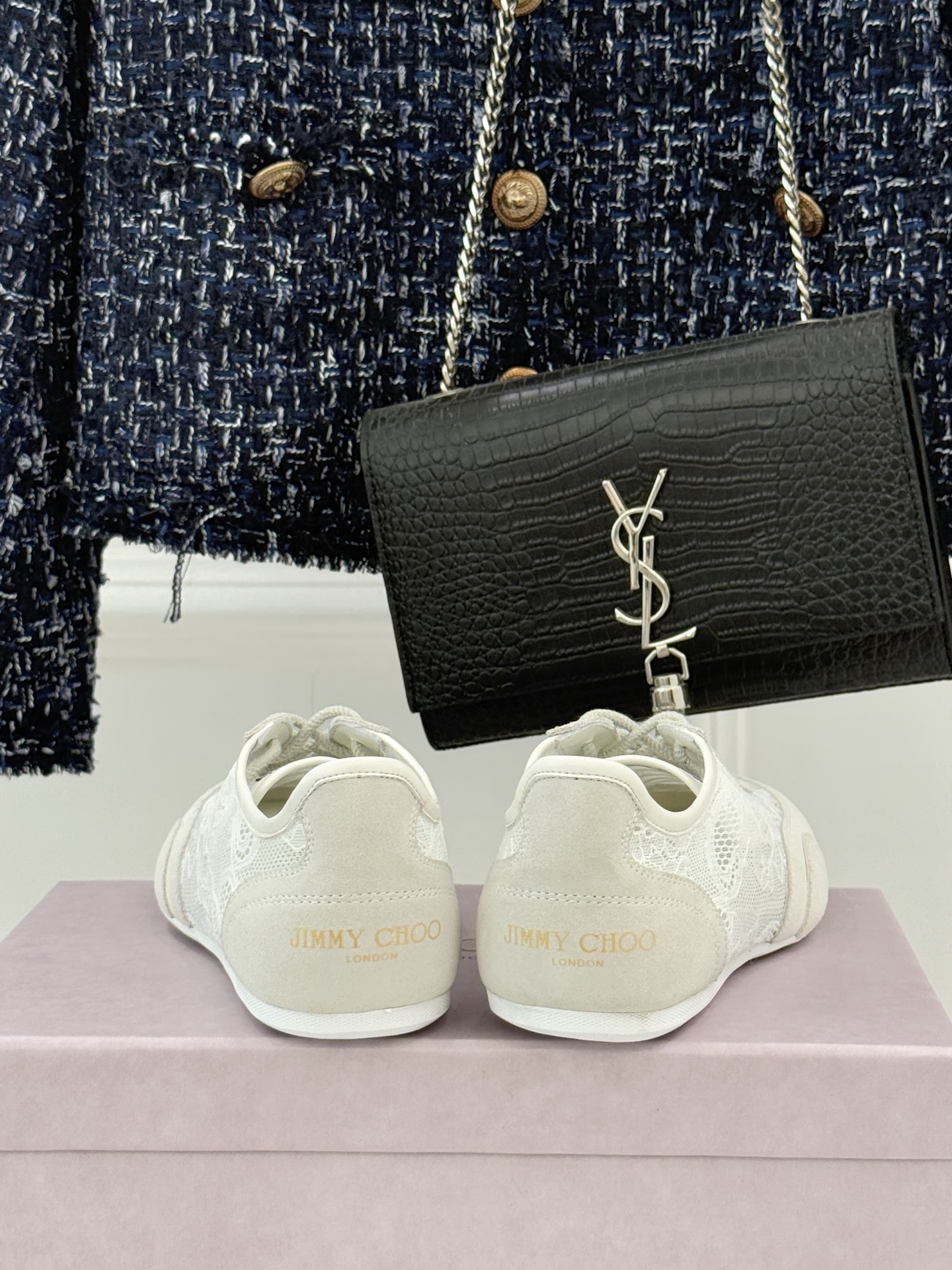 Jimmy Choo｜Jc 26WF新品蕾丝休闲运动鞋以柔刚碰撞诠释现代女性魅力这款运动鞋重构奢雅运动美