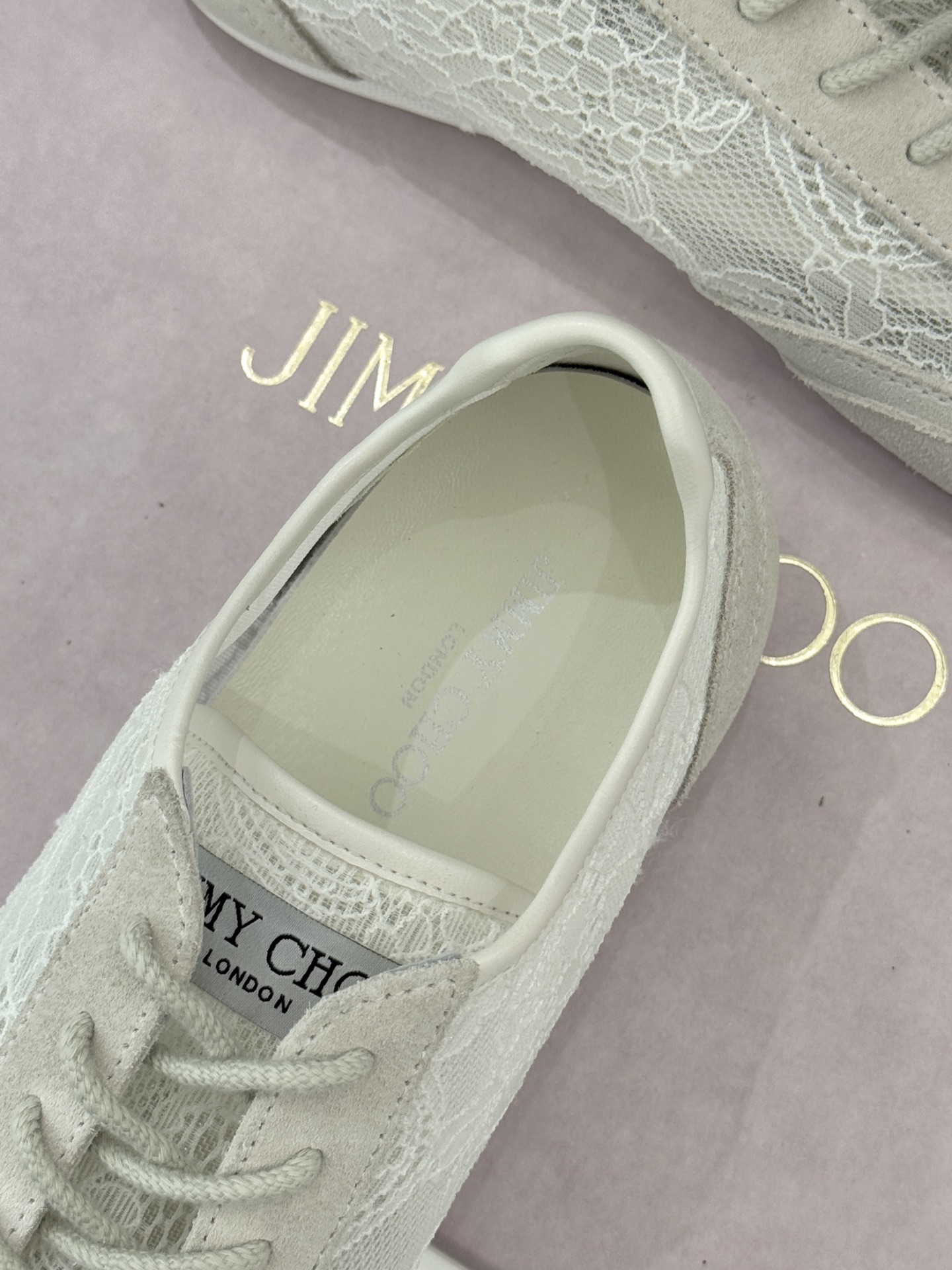 Jimmy Choo｜Jc 26WF新品蕾丝休闲运动鞋以柔刚碰撞诠释现代女性魅力这款运动鞋重构奢雅运动美