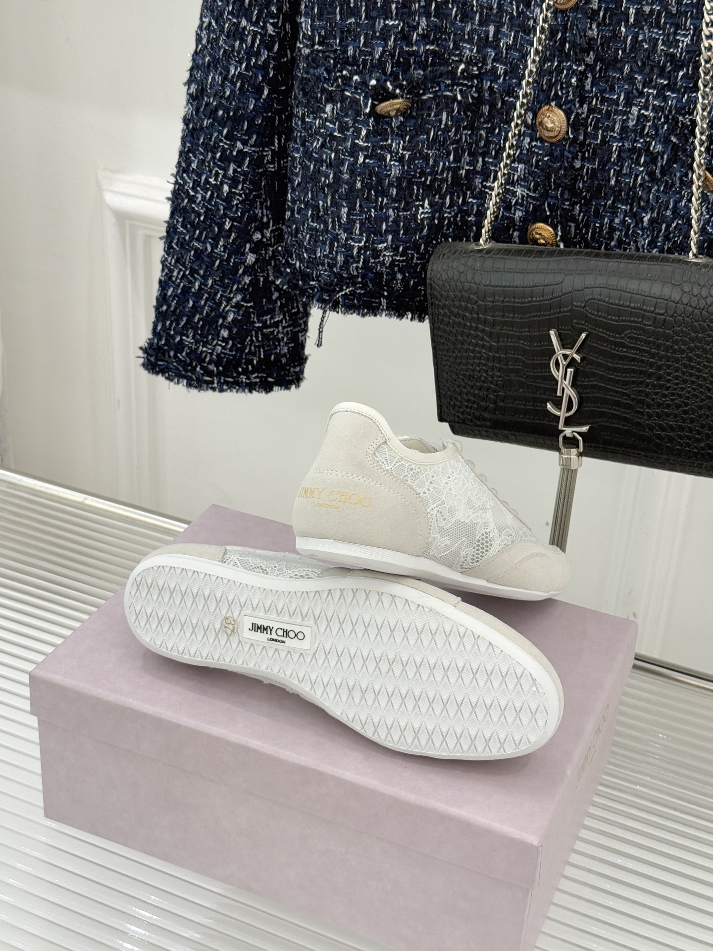 Jimmy Choo｜Jc 26WF新品蕾丝休闲运动鞋以柔刚碰撞诠释现代女性魅力这款运动鞋重构奢雅运动美