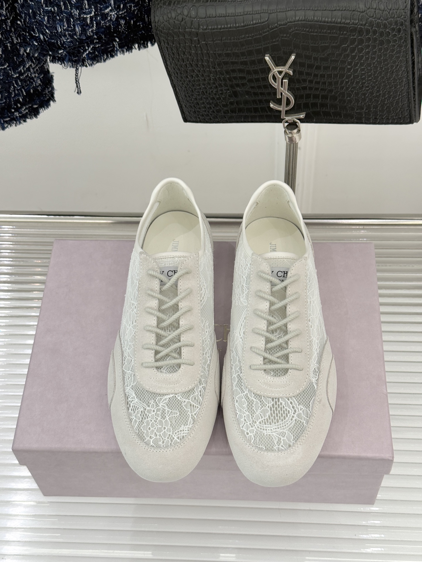 Jimmy Choo｜Jc 26WF新品蕾丝休闲运动鞋以柔刚碰撞诠释现代女性魅力这款运动鞋重构奢雅运动美