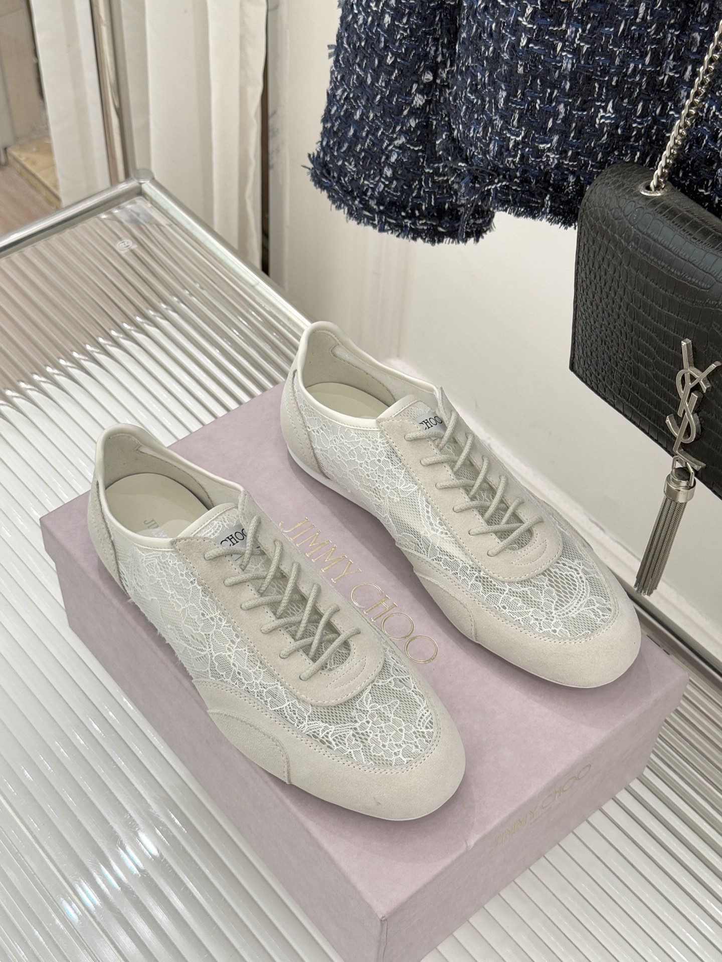 Jimmy Choo｜Jc 26WF新品蕾丝休闲运动鞋以柔刚碰撞诠释现代女性魅力这款运动鞋重构奢雅运动美