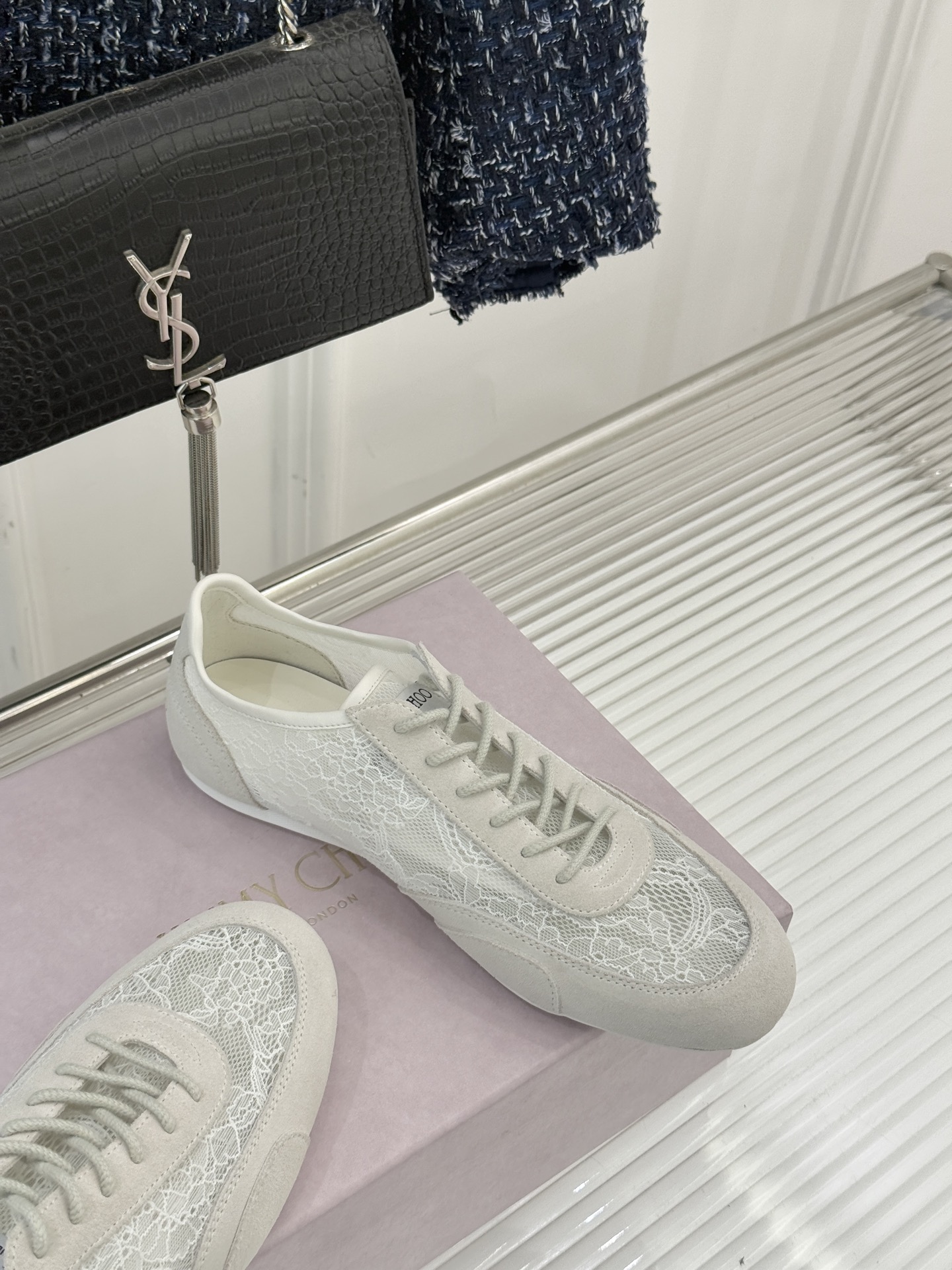 Jimmy Choo｜Jc 26WF新品蕾丝休闲运动鞋以柔刚碰撞诠释现代女性魅力这款运动鞋重构奢雅运动美