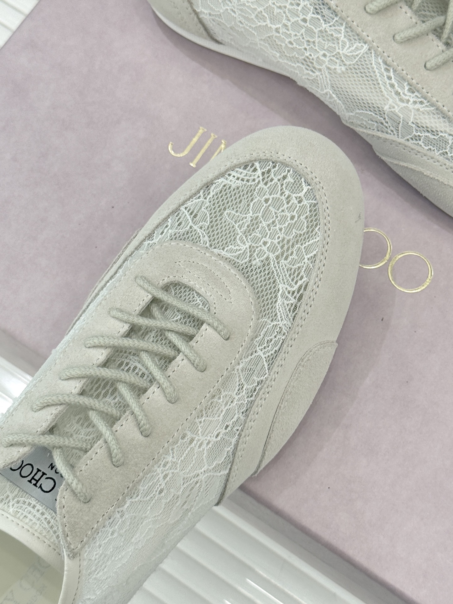 Jimmy Choo｜Jc 26WF新品蕾丝休闲运动鞋以柔刚碰撞诠释现代女性魅力这款运动鞋重构奢雅运动美