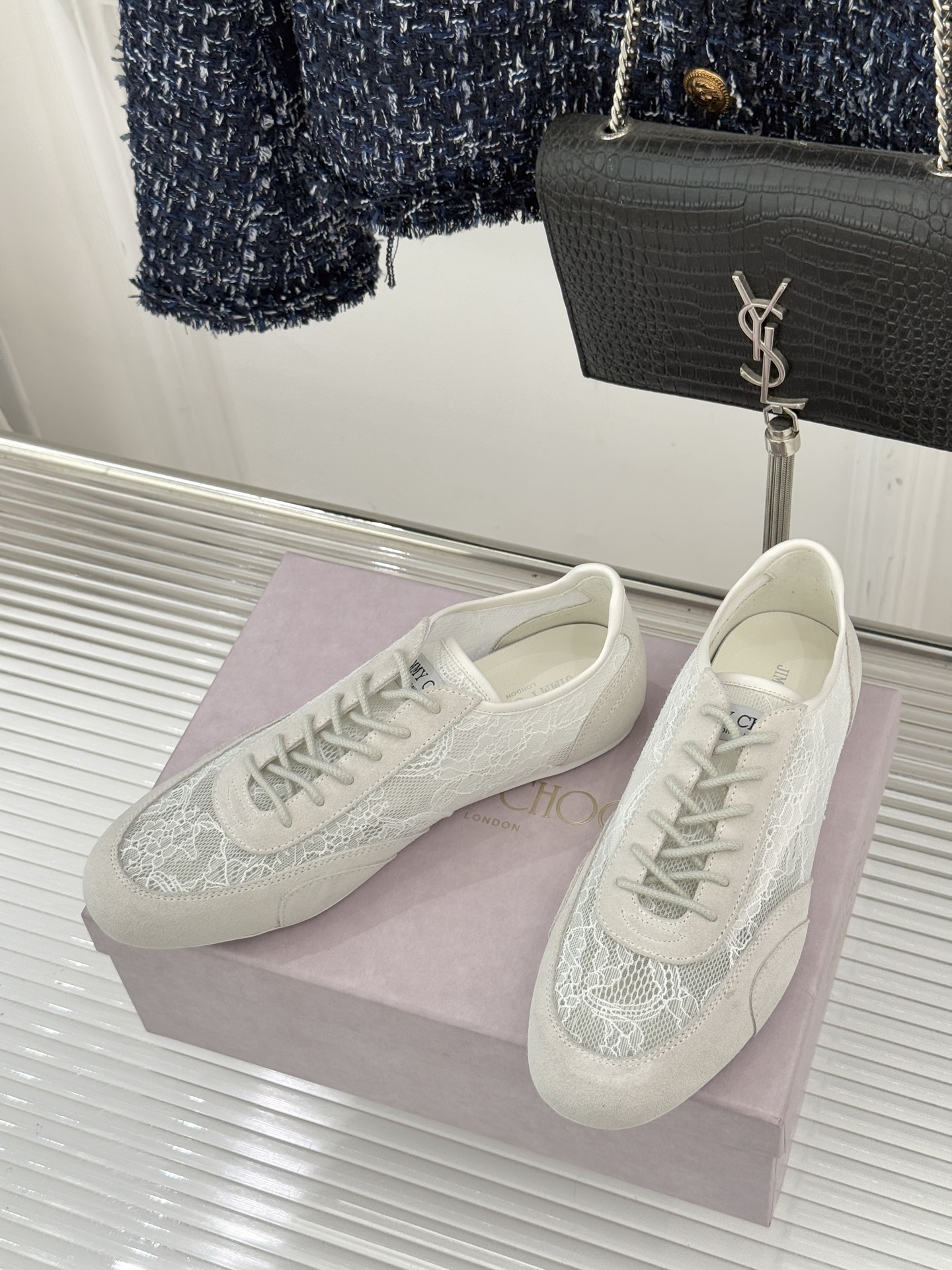 Jimmy Choo｜Jc 26WF新品蕾丝休闲运动鞋以柔刚碰撞诠释现代女性魅力这款运动鞋重构奢雅运动美